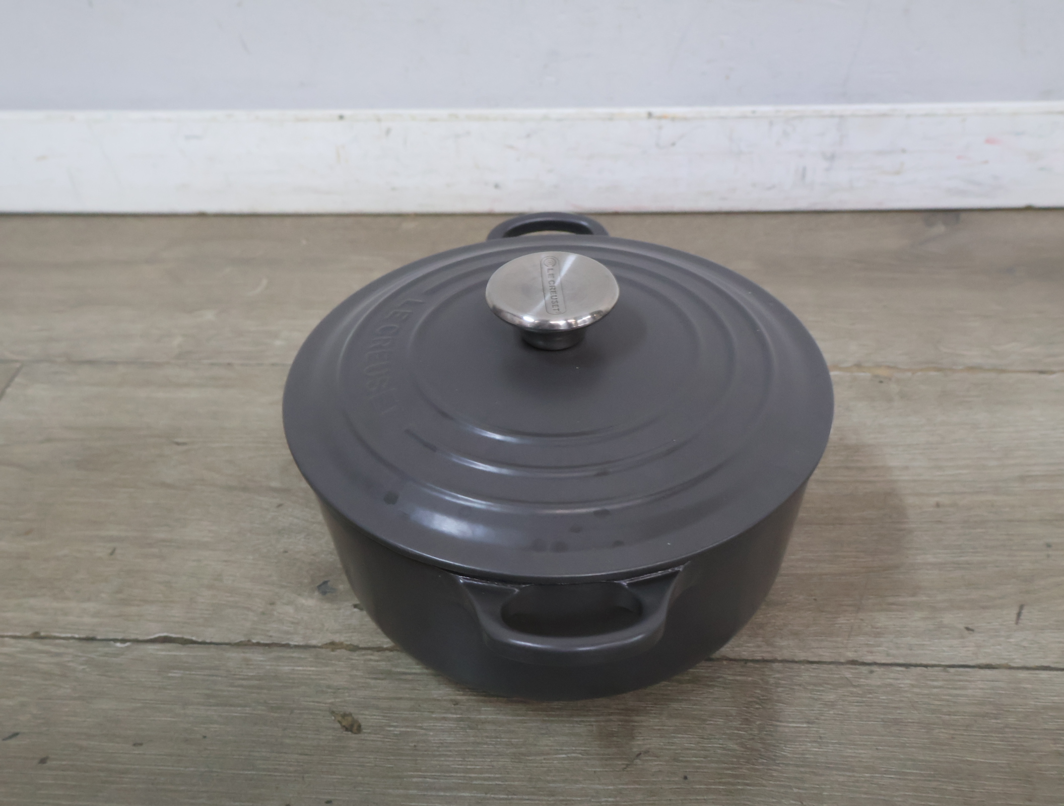 Le Creuset gietijzeren braadpan grijs – foto 7 – kavel bij GSD Auctions, Zoeterwoude