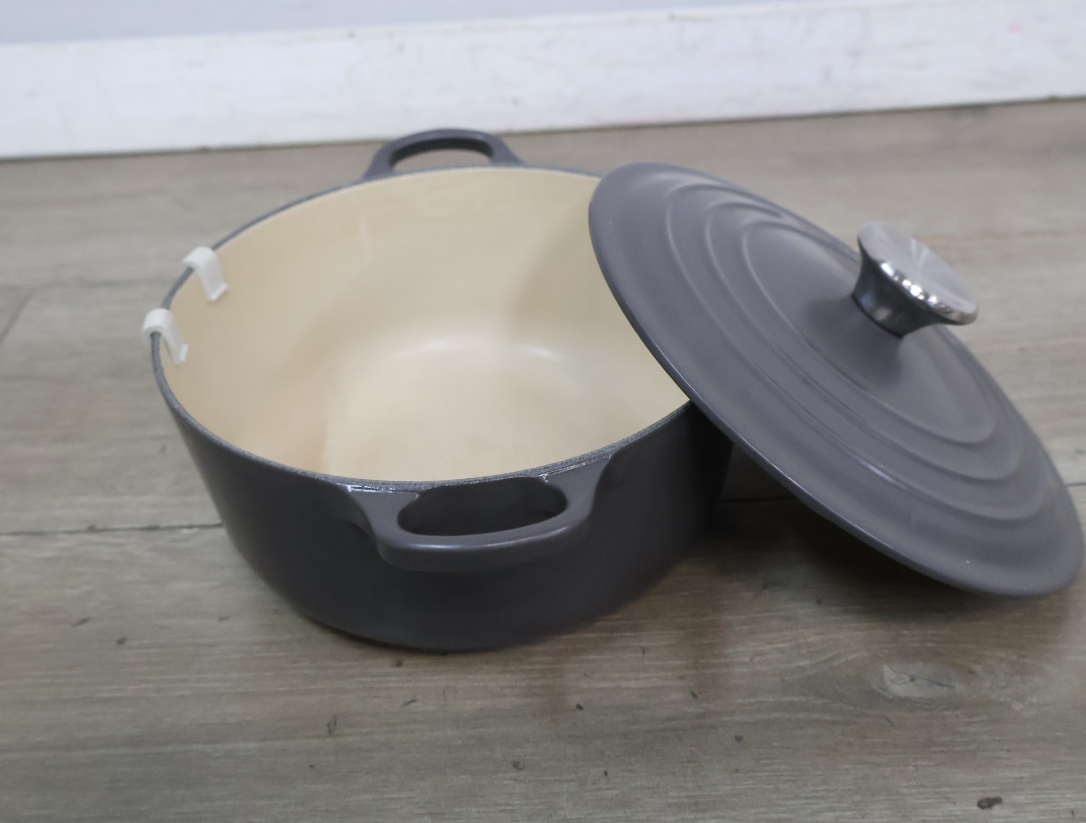Le Creuset gietijzeren braadpan grijs – foto 8 – kavel bij GSD Auctions, Zoeterwoude
