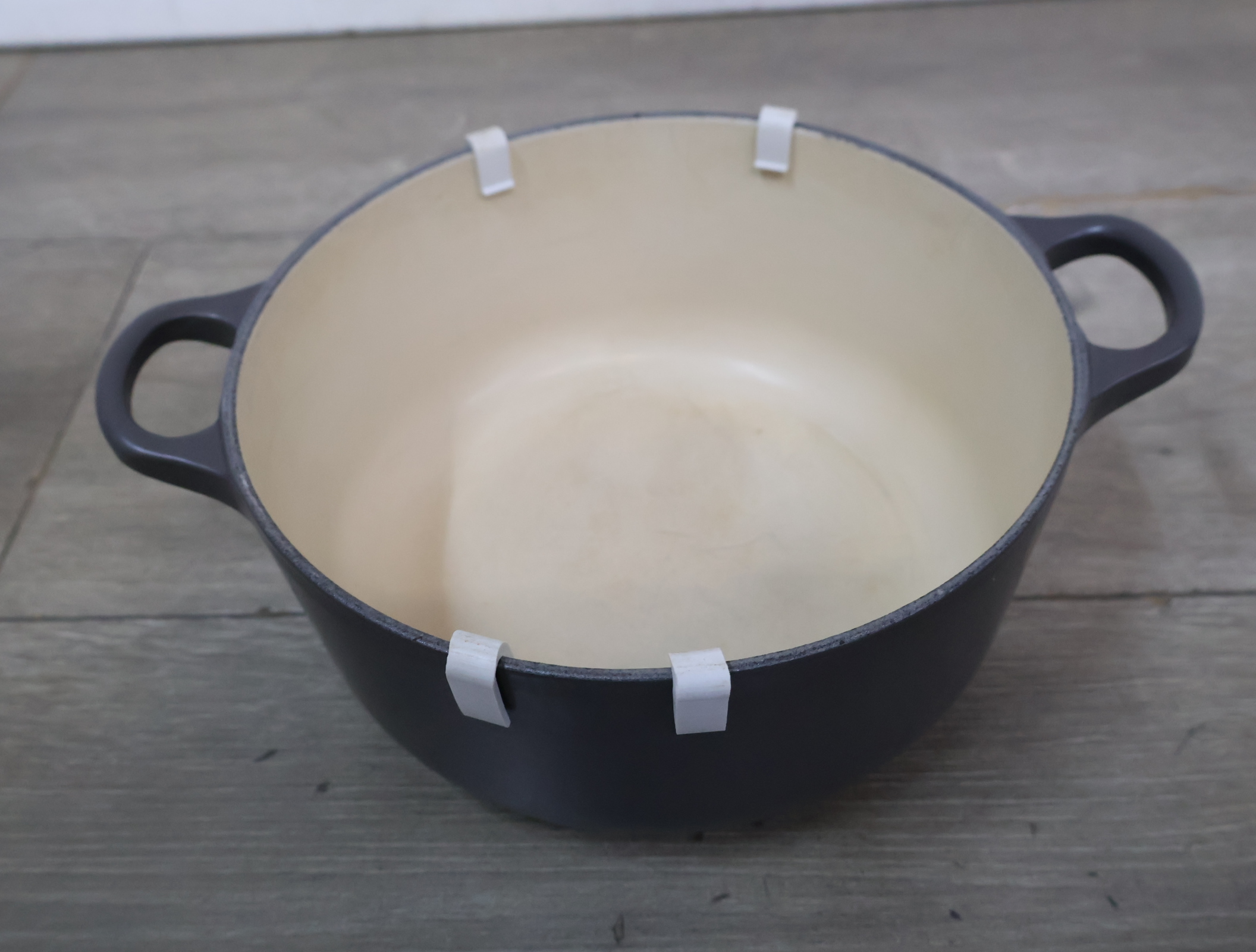 Le Creuset gietijzeren braadpan grijs – foto 9 – kavel bij GSD Auctions, Zoeterwoude