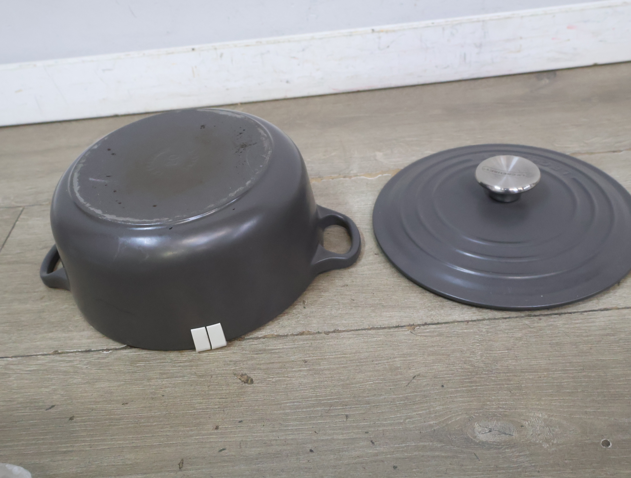 Le Creuset gietijzeren braadpan grijs – foto 10 – kavel bij GSD Auctions, Zoeterwoude
