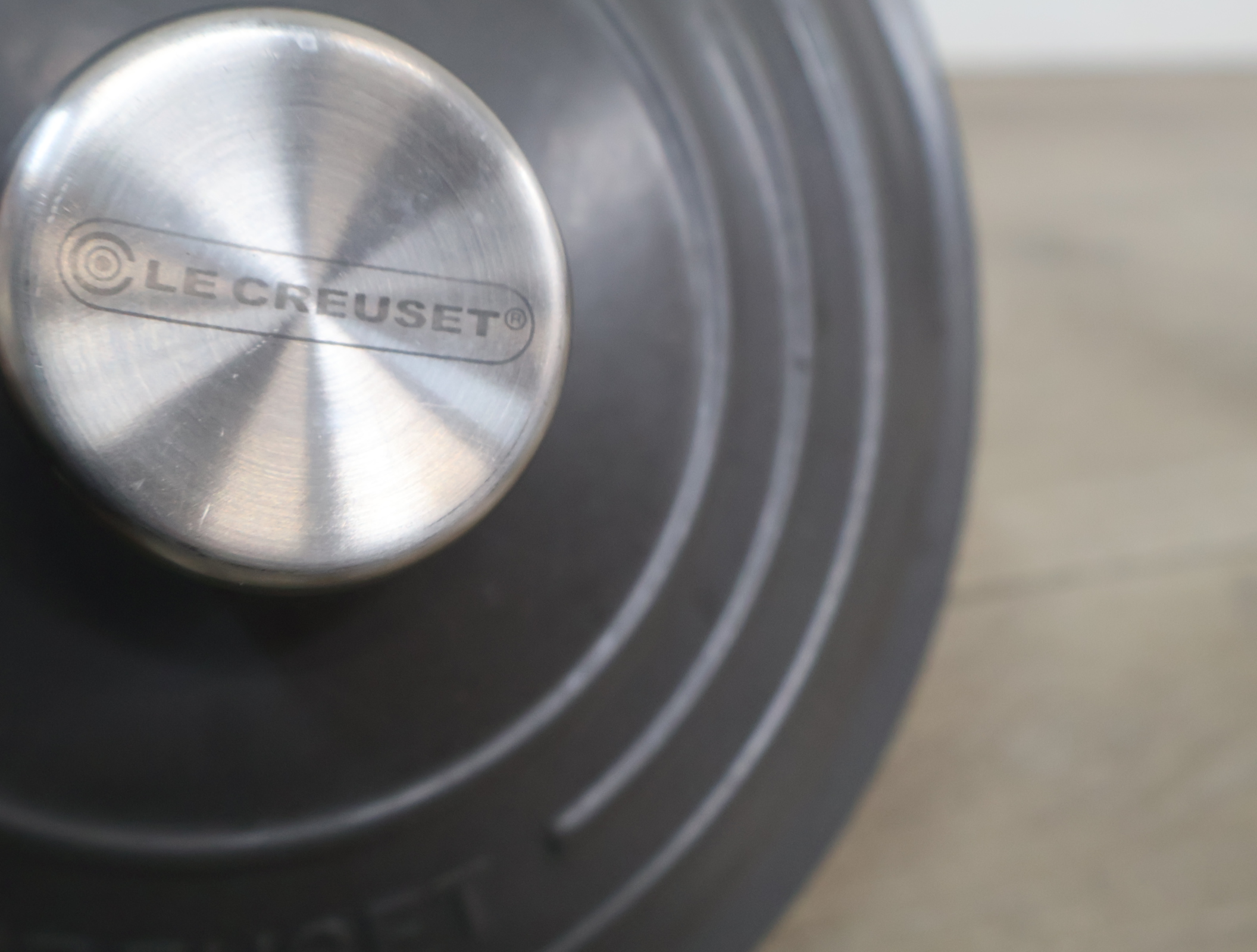 Le Creuset gietijzeren braadpan grijs – foto 12 – kavel bij GSD Auctions, Zoeterwoude