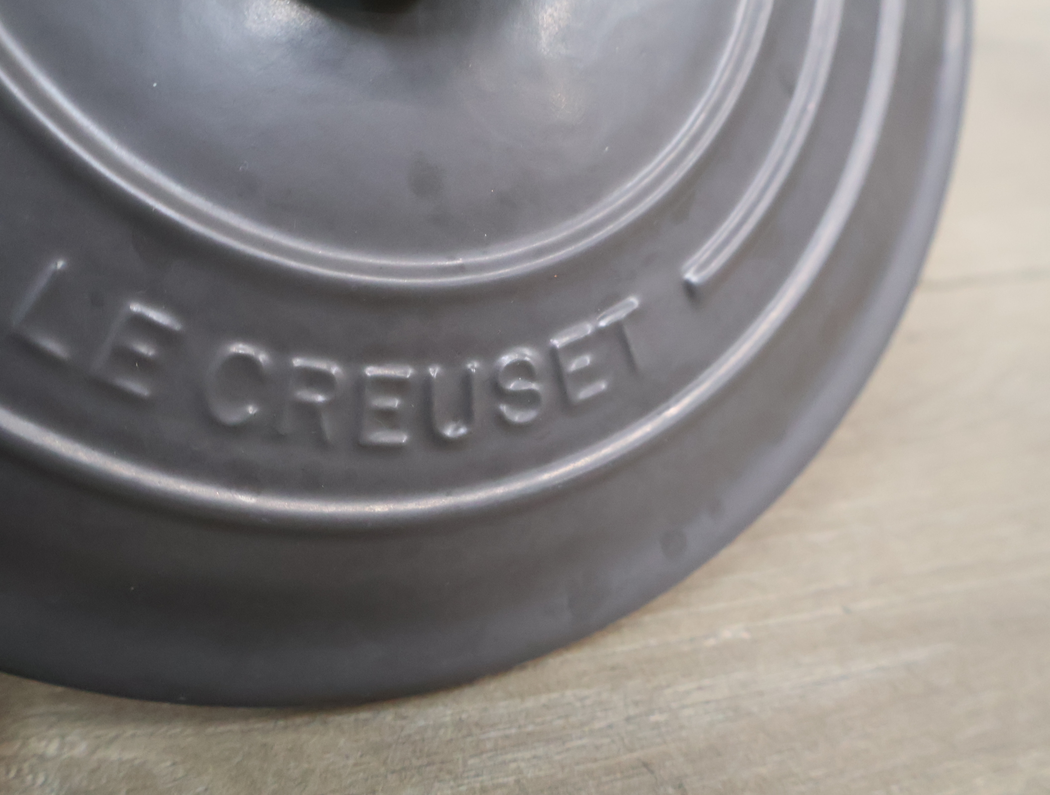 Le Creuset gietijzeren braadpan grijs – foto 13 – kavel bij GSD Auctions, Zoeterwoude