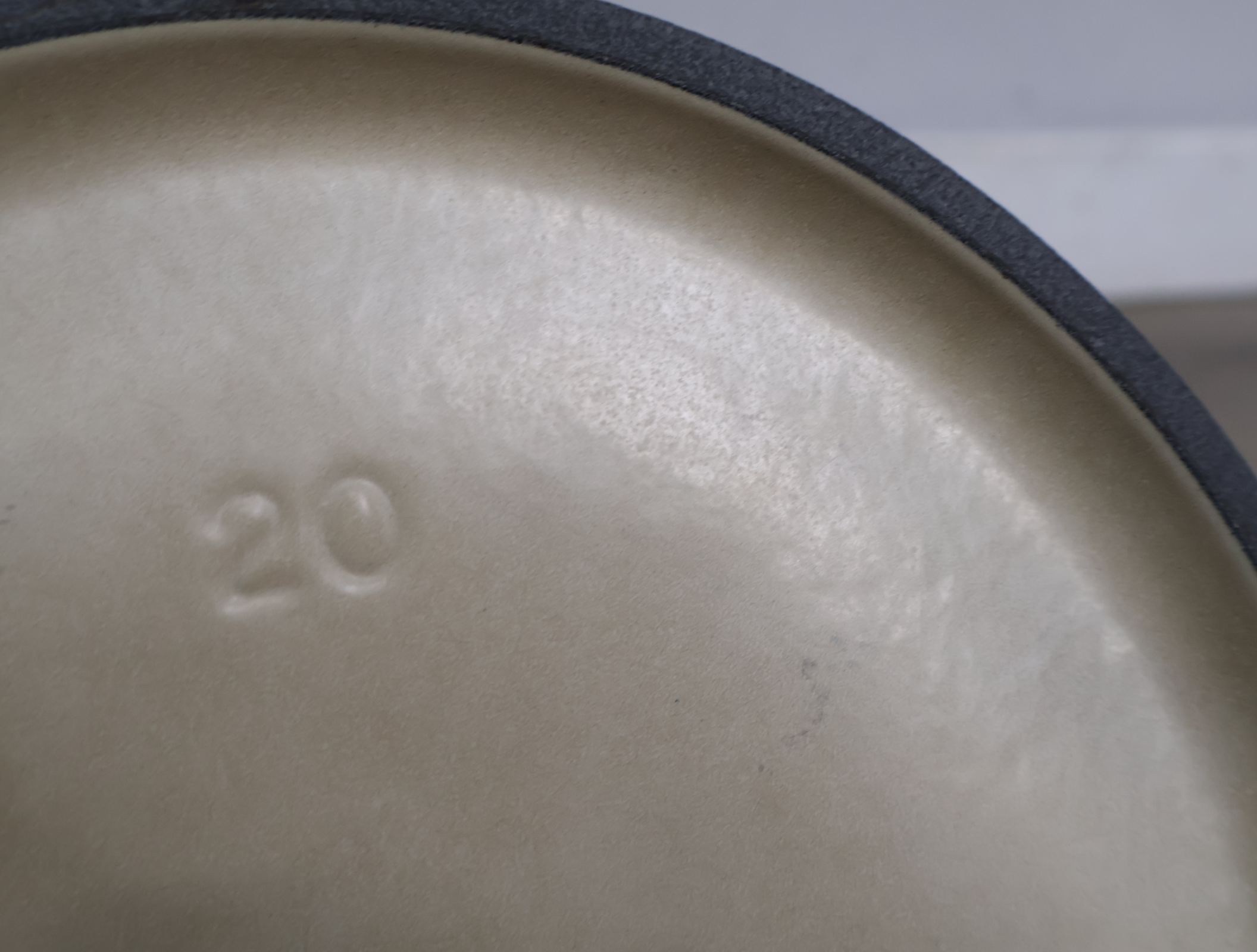 Le Creuset gietijzeren braadpan grijs – foto 15 – kavel bij GSD Auctions, Zoeterwoude