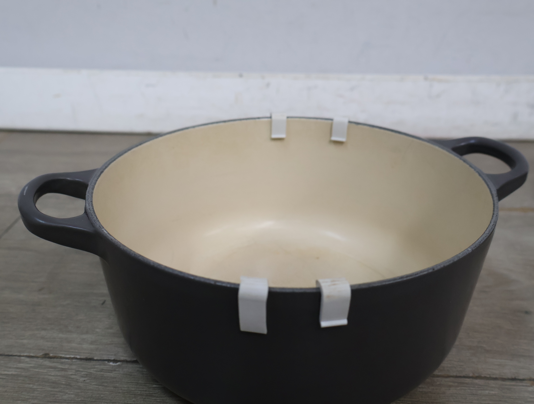 Le Creuset gietijzeren braadpan grijs – foto 16 – kavel bij GSD Auctions, Zoeterwoude
