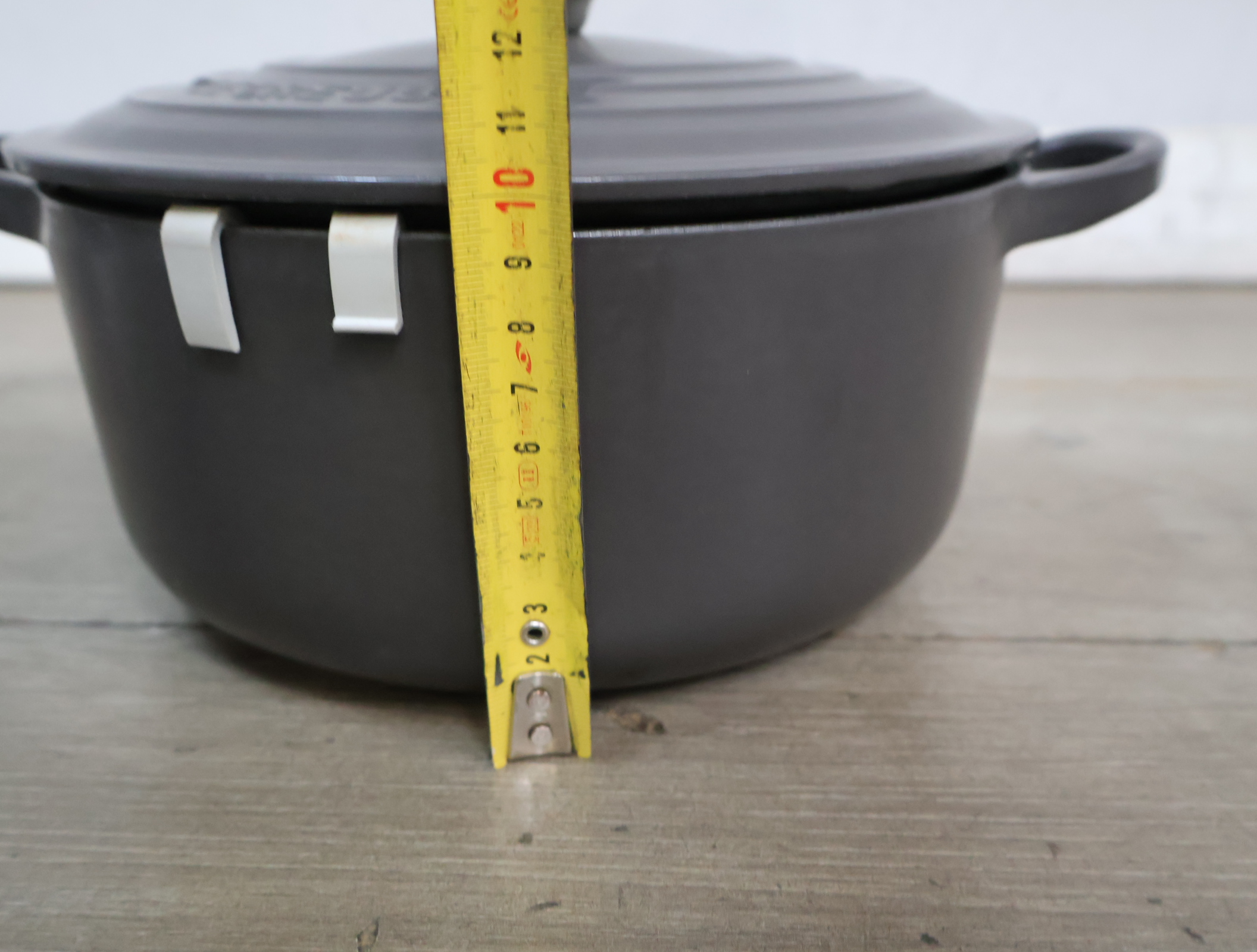 Le Creuset gietijzeren braadpan grijs – foto 18 – kavel bij GSD Auctions, Zoeterwoude