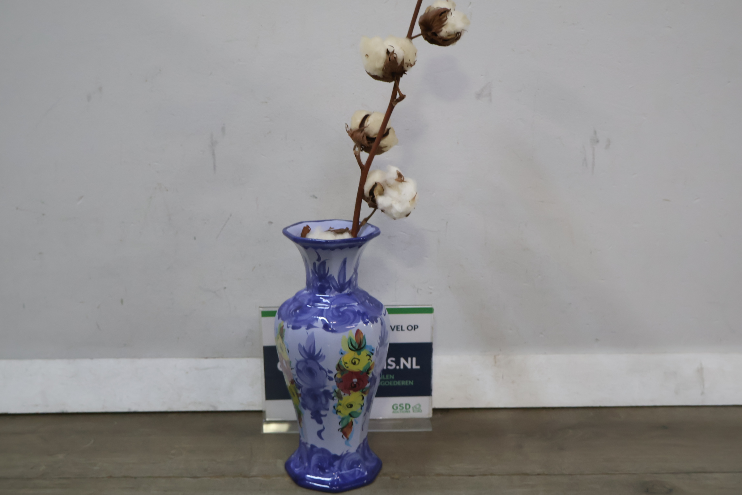 Keramische vaas met bloemenmotief' – foto 2 – kavel bij GSD Auctions, Zoeterwoude