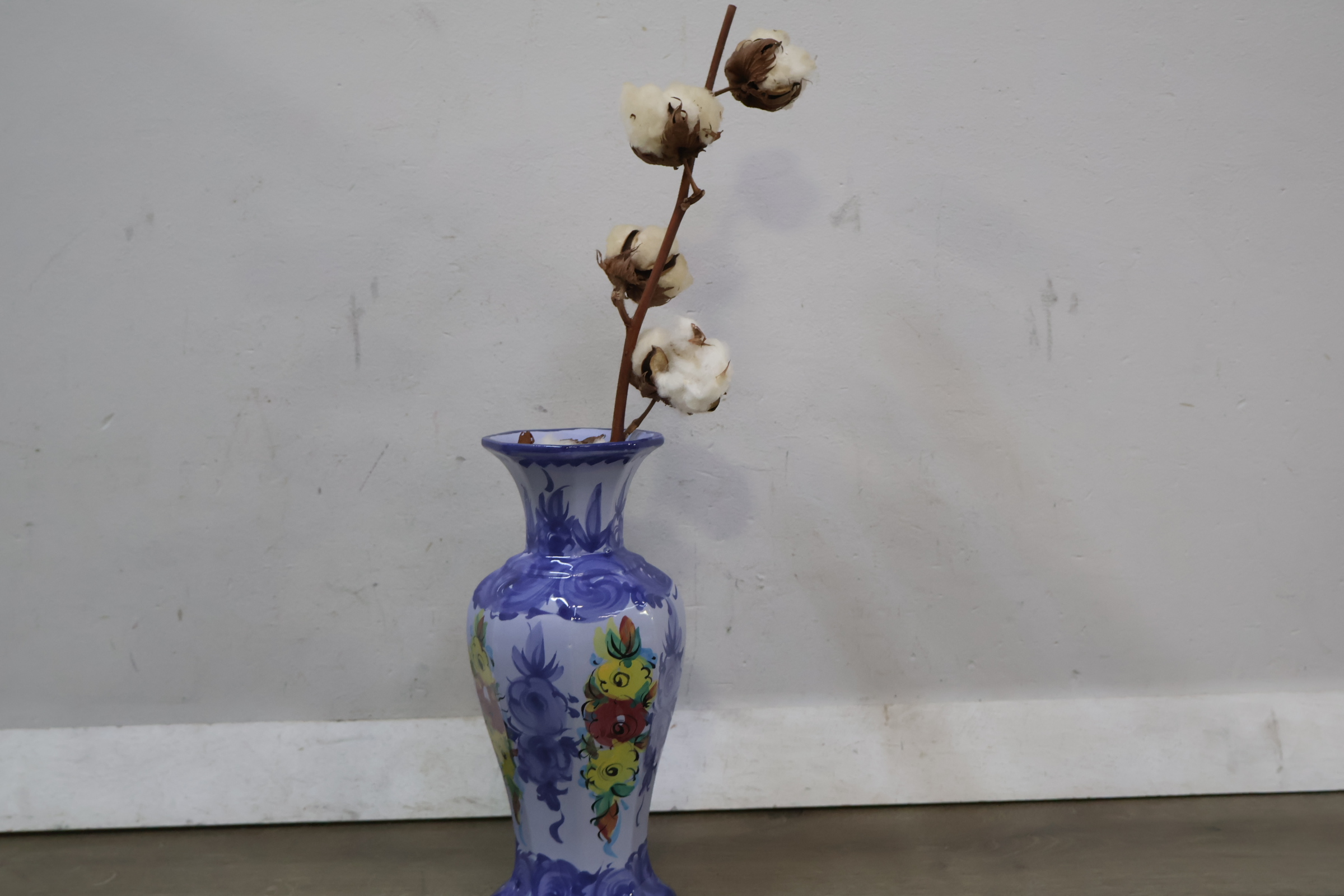 Keramische vaas met bloemenmotief' – foto 3 – kavel bij GSD Auctions, Zoeterwoude