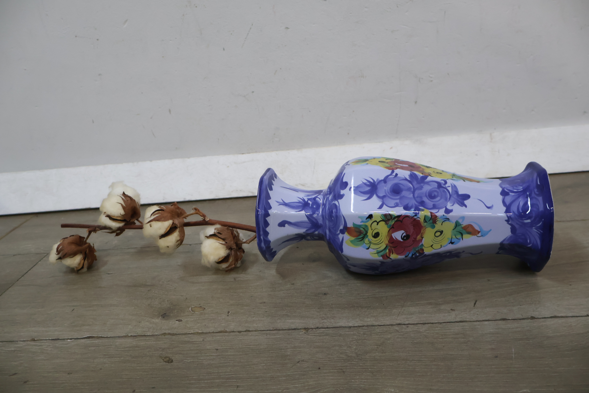 Keramische vaas met bloemenmotief' – foto 12 – kavel bij GSD Auctions, Zoeterwoude