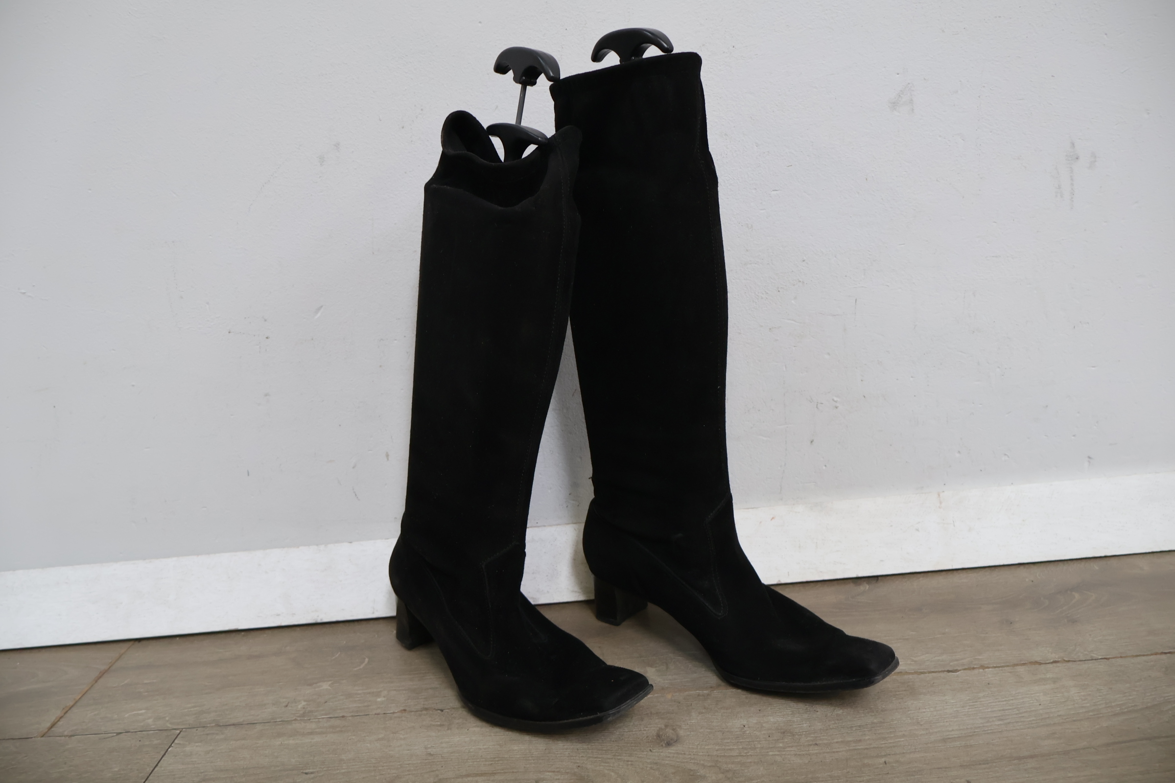 Zwarte suède dames laarzen - maat 6' – foto 3 – kavel bij GSD Auctions, Zoeterwoude