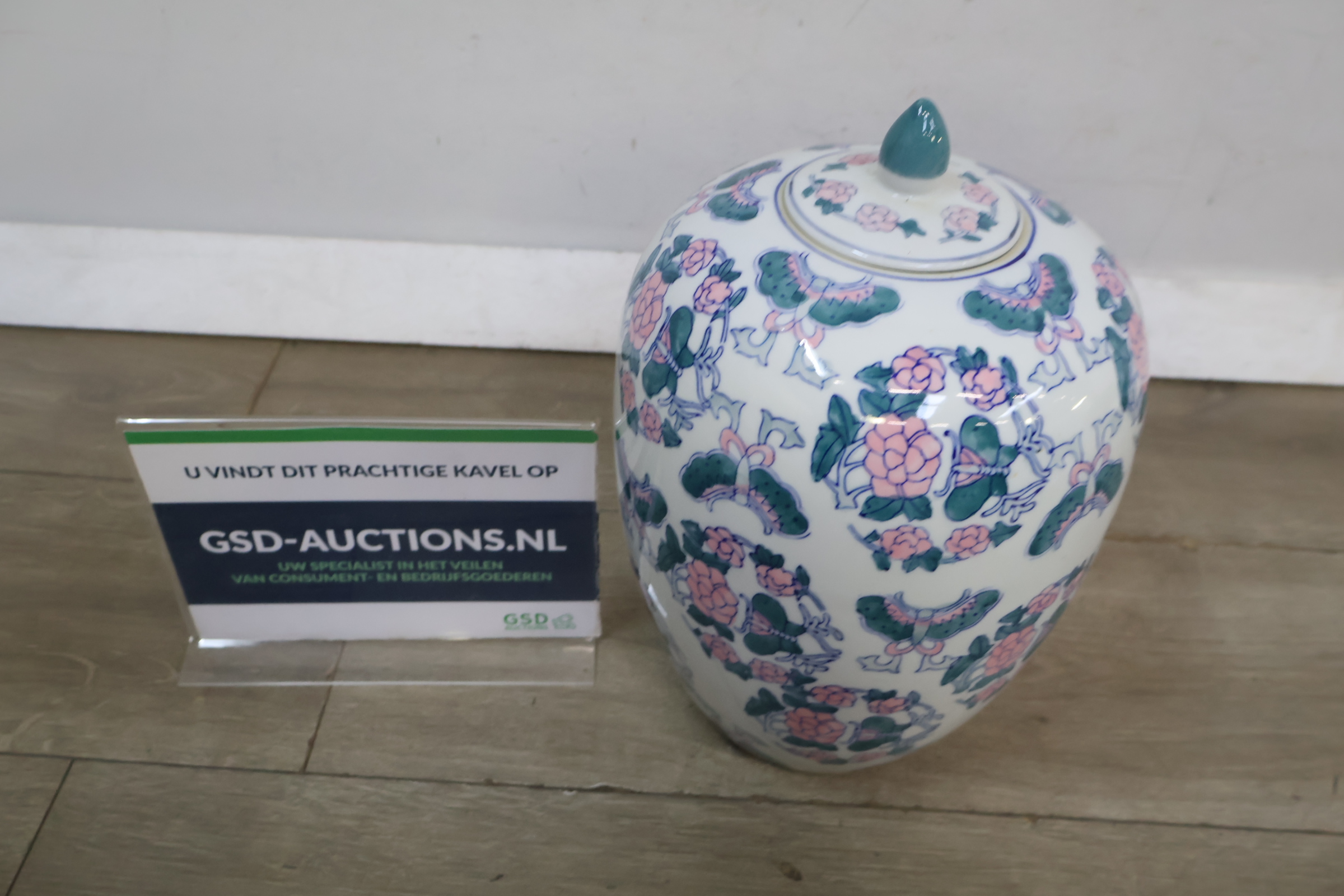 Porseleinen dekselvaas met bloem-en vlinderdecoratie' – foto 2 – kavel bij GSD Auctions, Zoeterwoude