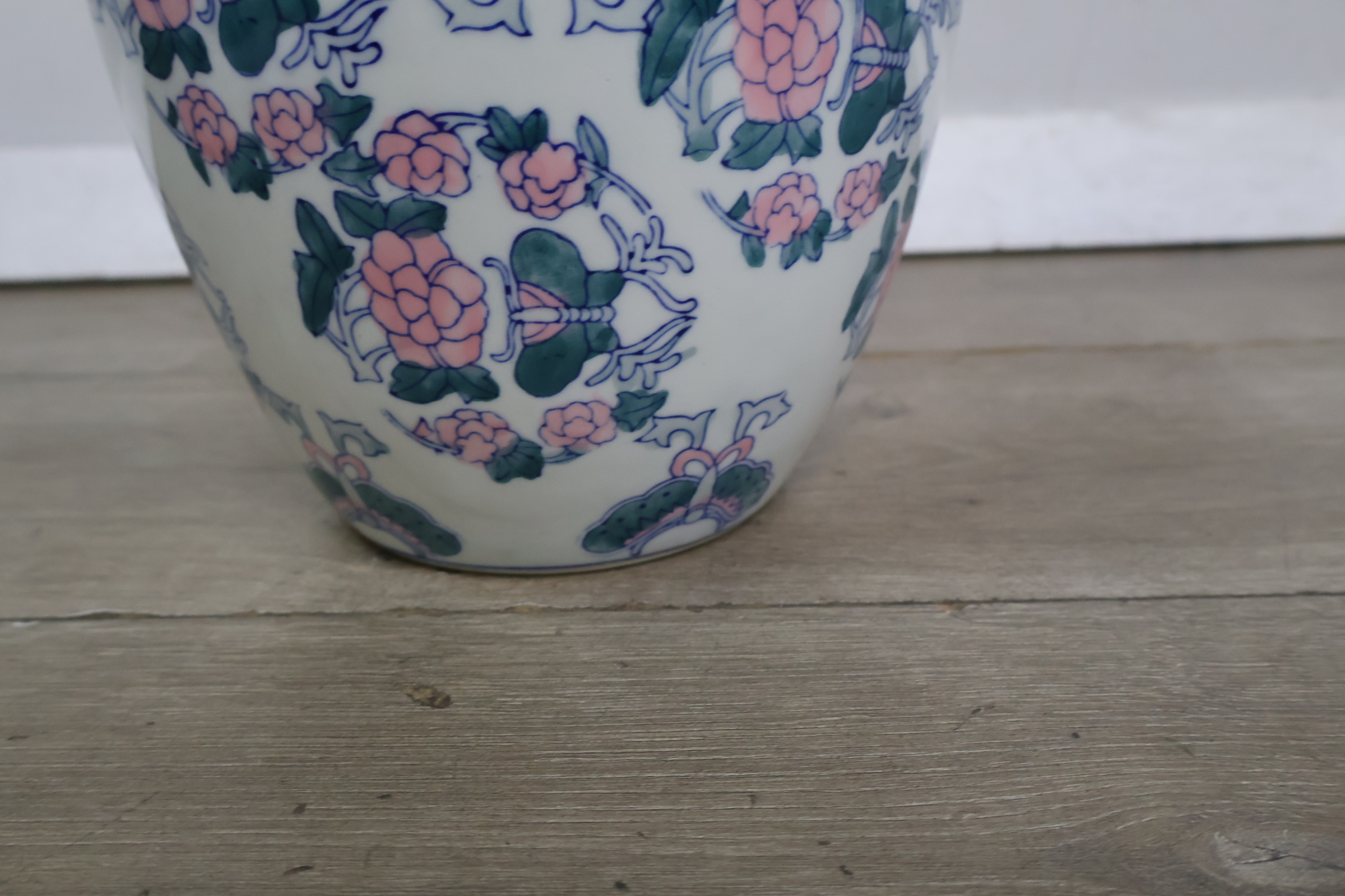 Porseleinen dekselvaas met bloem-en vlinderdecoratie' – foto 4 – kavel bij GSD Auctions, Zoeterwoude