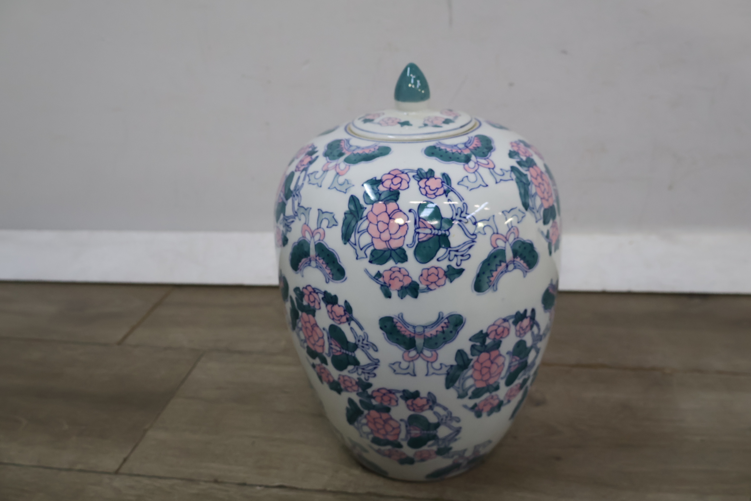 Porseleinen dekselvaas met bloem-en vlinderdecoratie' – foto 5 – kavel bij GSD Auctions, Zoeterwoude