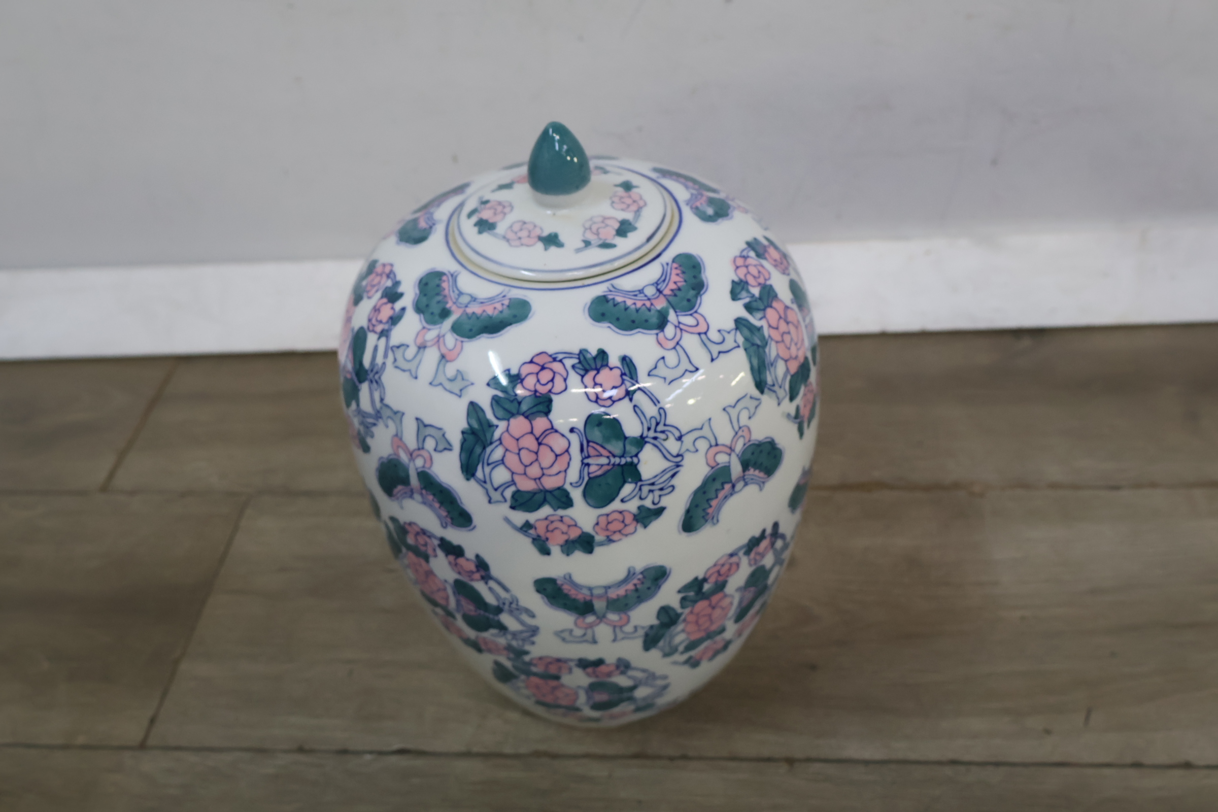Porseleinen dekselvaas met bloem-en vlinderdecoratie' – foto 6 – kavel bij GSD Auctions, Zoeterwoude