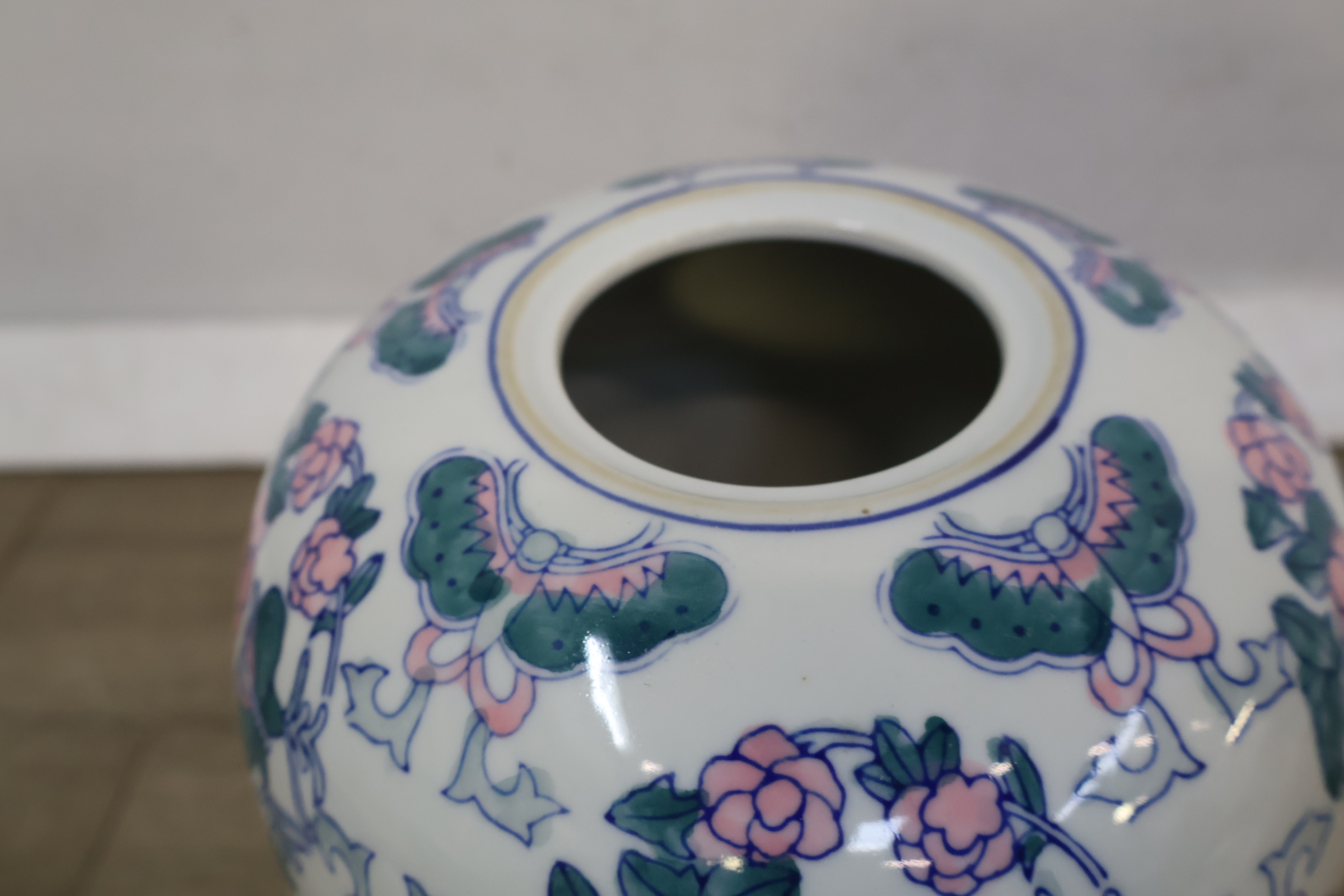 Porseleinen dekselvaas met bloem-en vlinderdecoratie' – foto 8 – kavel bij GSD Auctions, Zoeterwoude