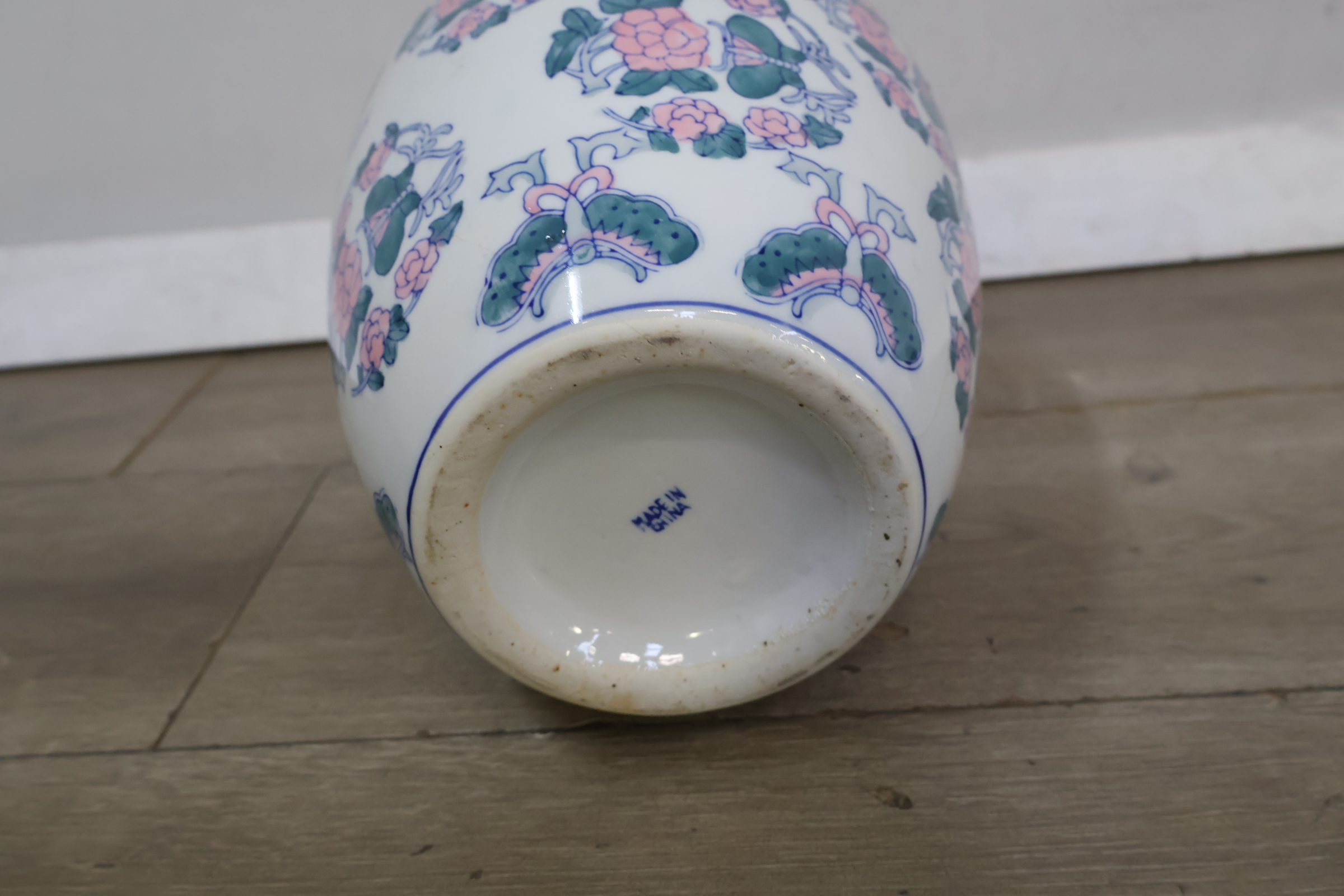 Porseleinen dekselvaas met bloem-en vlinderdecoratie' – foto 11 – kavel bij GSD Auctions, Zoeterwoude