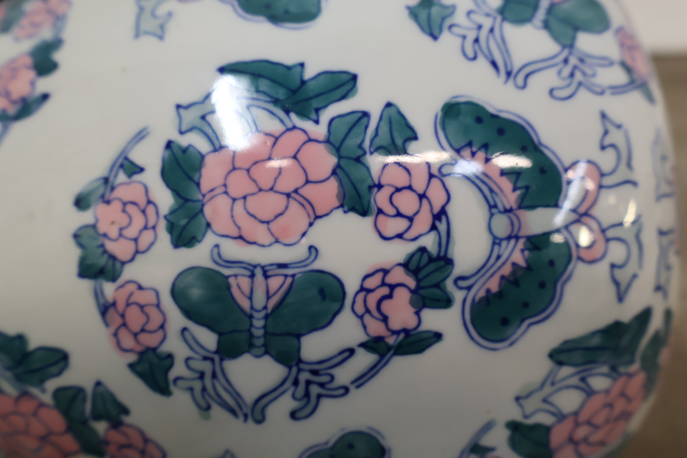 Porseleinen dekselvaas met bloem-en vlinderdecoratie' – foto 13 – kavel bij GSD Auctions, Zoeterwoude