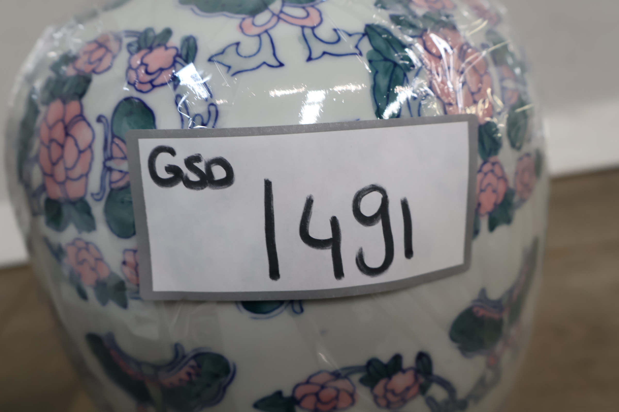 Porseleinen dekselvaas met bloem-en vlinderdecoratie' – foto 17 – kavel bij GSD Auctions, Zoeterwoude