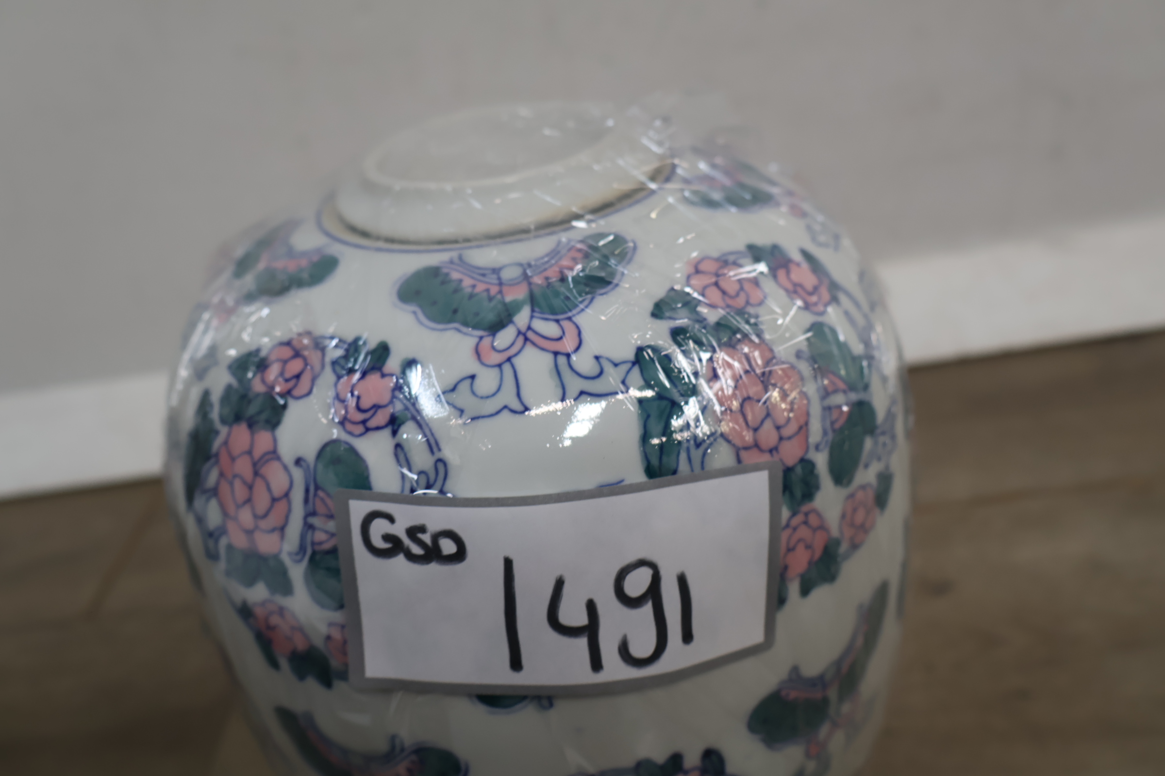 Porseleinen dekselvaas met bloem-en vlinderdecoratie' – foto 18 – kavel bij GSD Auctions, Zoeterwoude