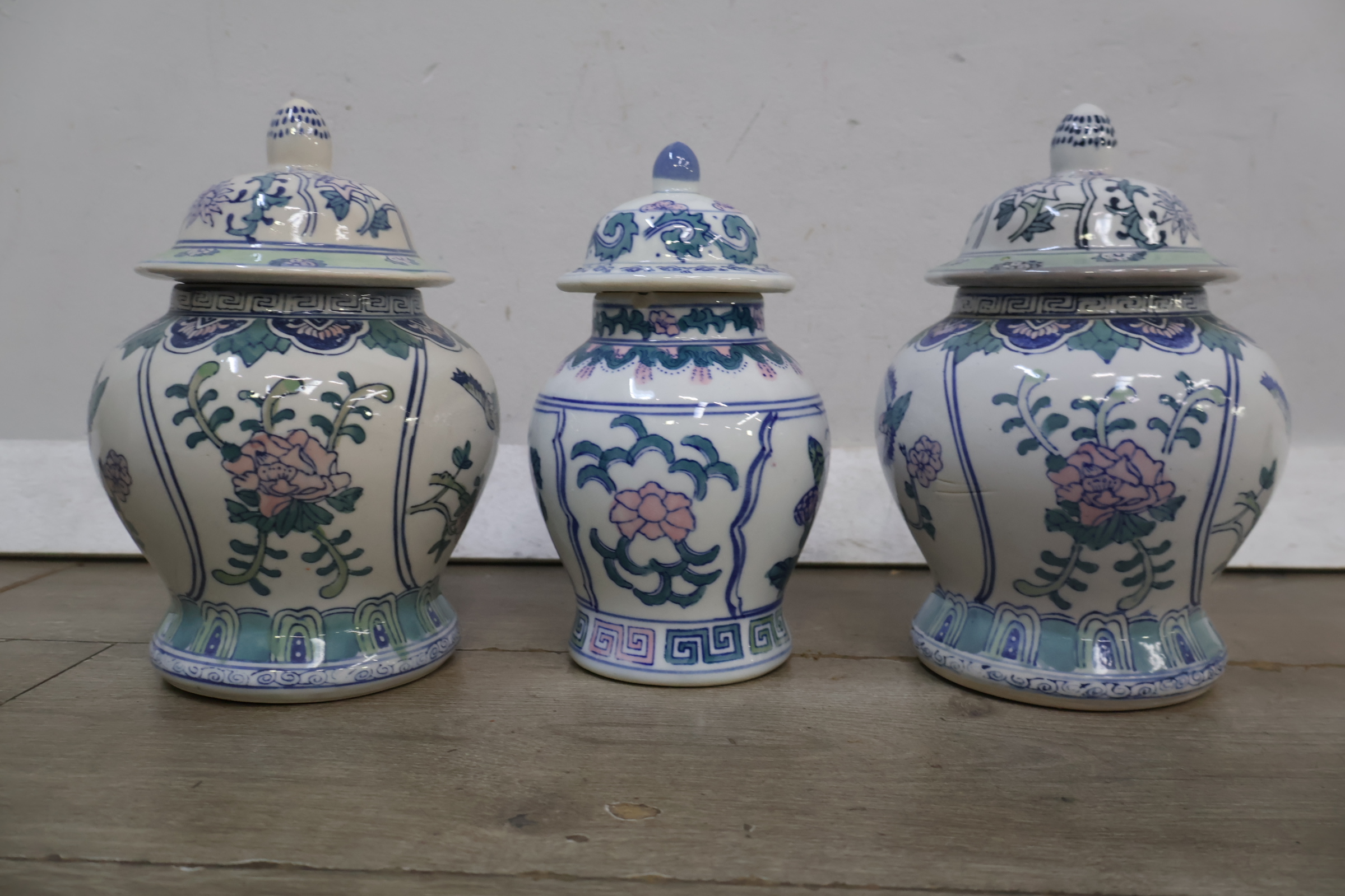Set van drie keramische dekselvazen met bloemmotief' – foto 3 – kavel bij GSD Auctions, Zoeterwoude