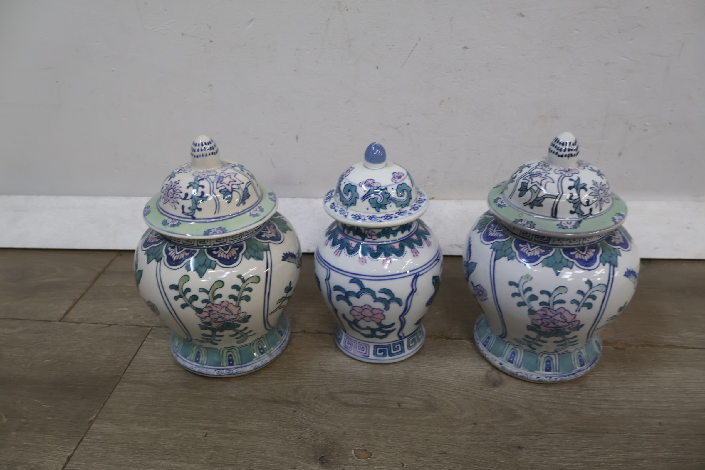 Set van drie keramische dekselvazen met bloemmotief' – foto 5 – kavel bij GSD Auctions, Zoeterwoude