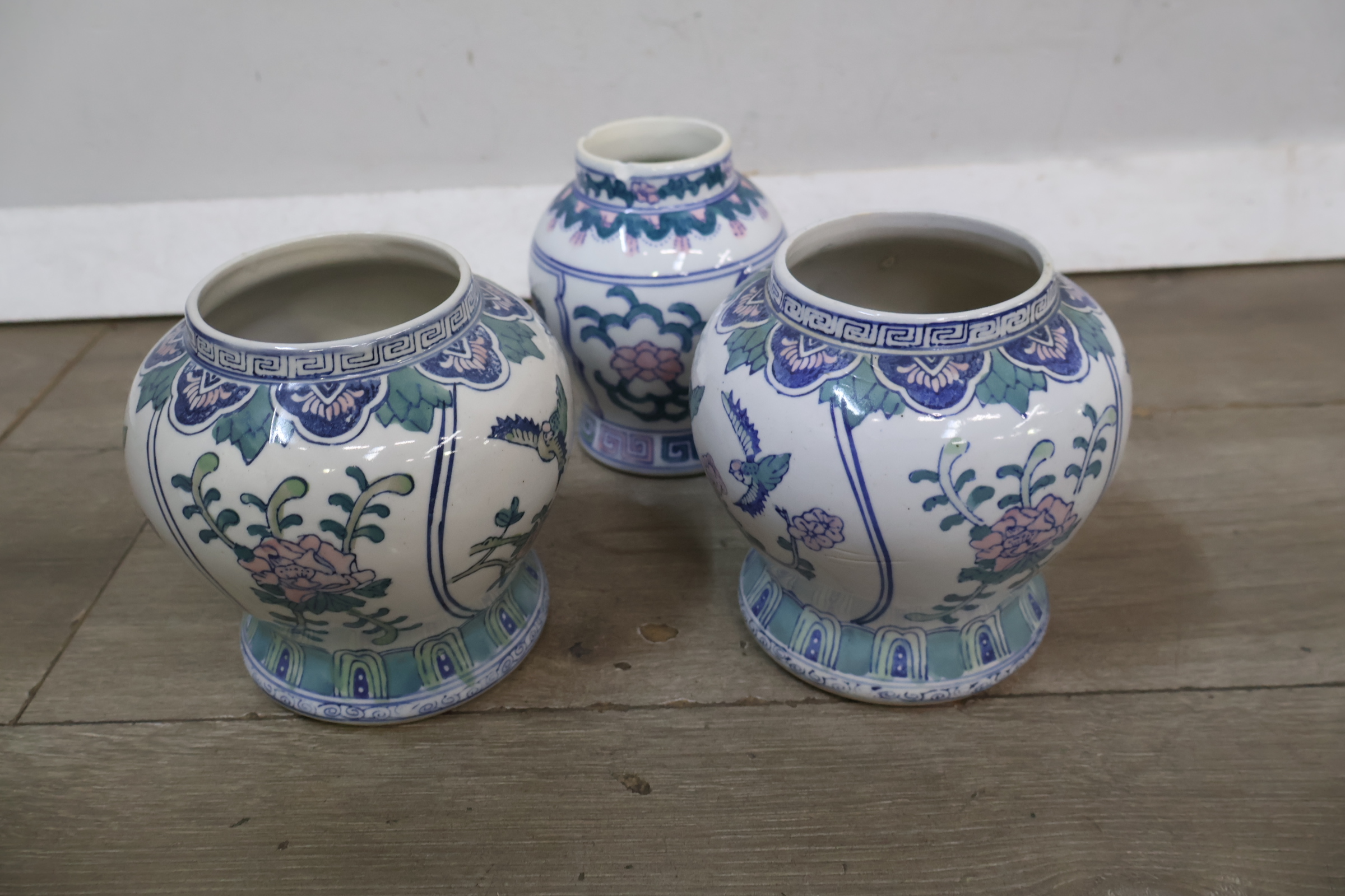 Set van drie keramische dekselvazen met bloemmotief' – foto 8 – kavel bij GSD Auctions, Zoeterwoude