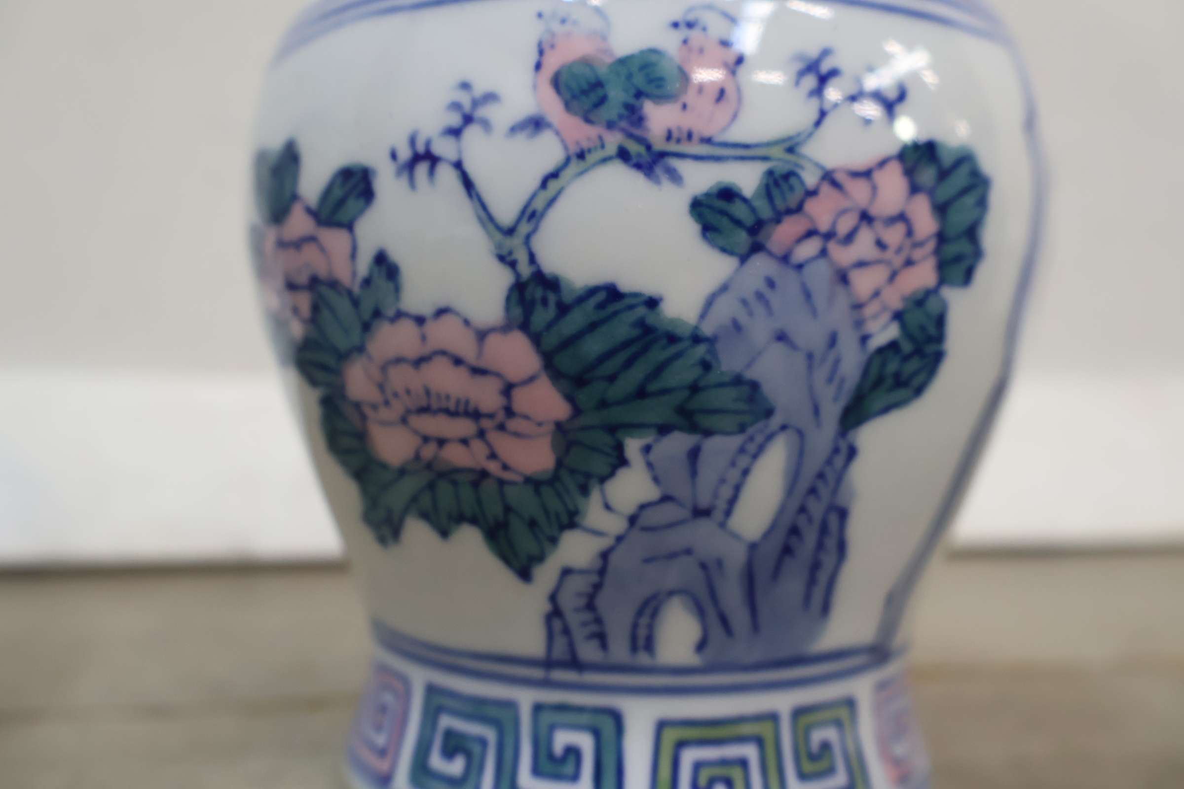 Set van drie keramische dekselvazen met bloemmotief' – foto 15 – kavel bij GSD Auctions, Zoeterwoude