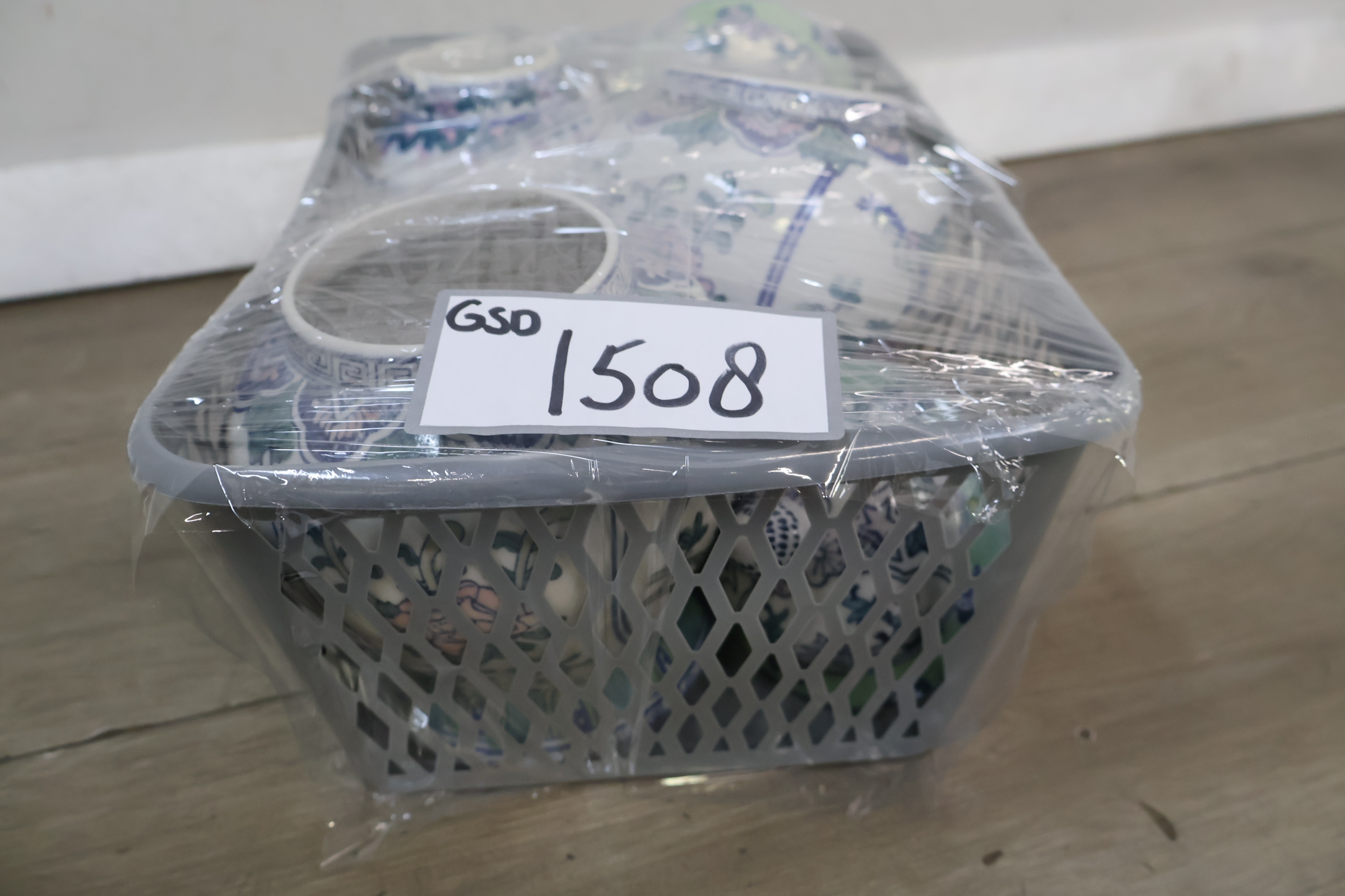 Set van drie keramische dekselvazen met bloemmotief' – foto 23 – kavel bij GSD Auctions, Zoeterwoude