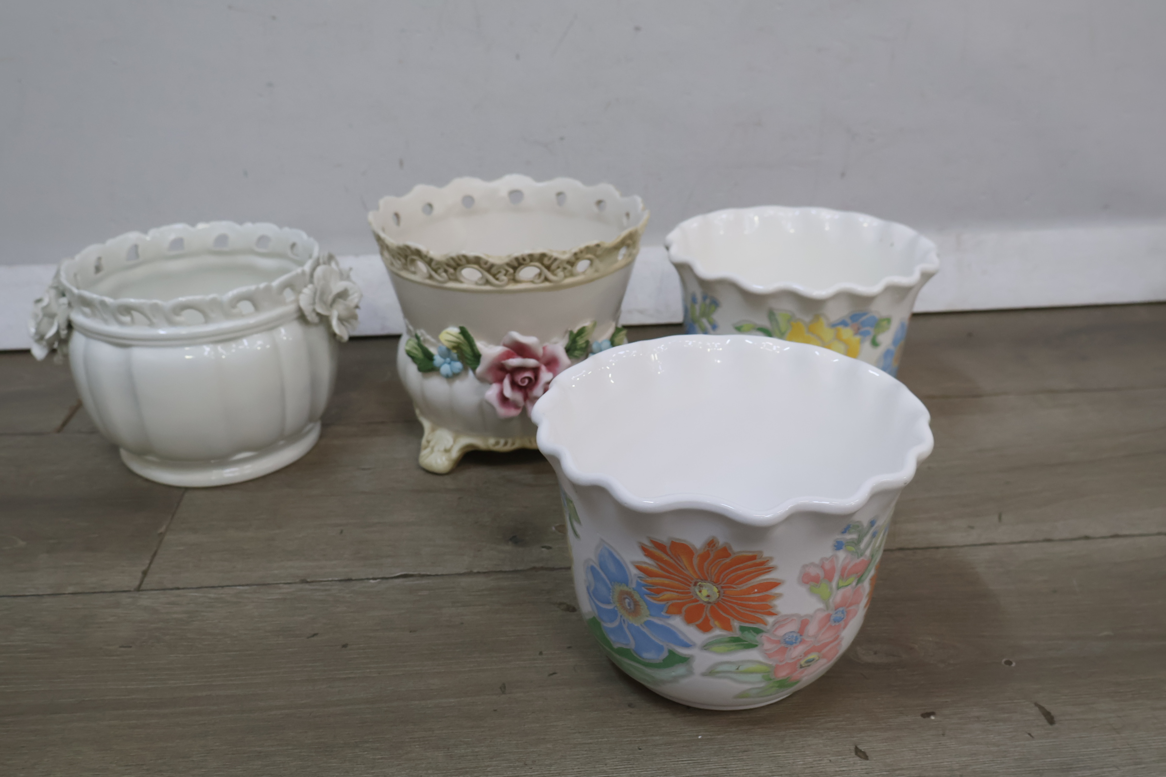 Set van 4 keramische bloempotten met bloemmotief' – foto 3 – kavel bij GSD Auctions, Zoeterwoude