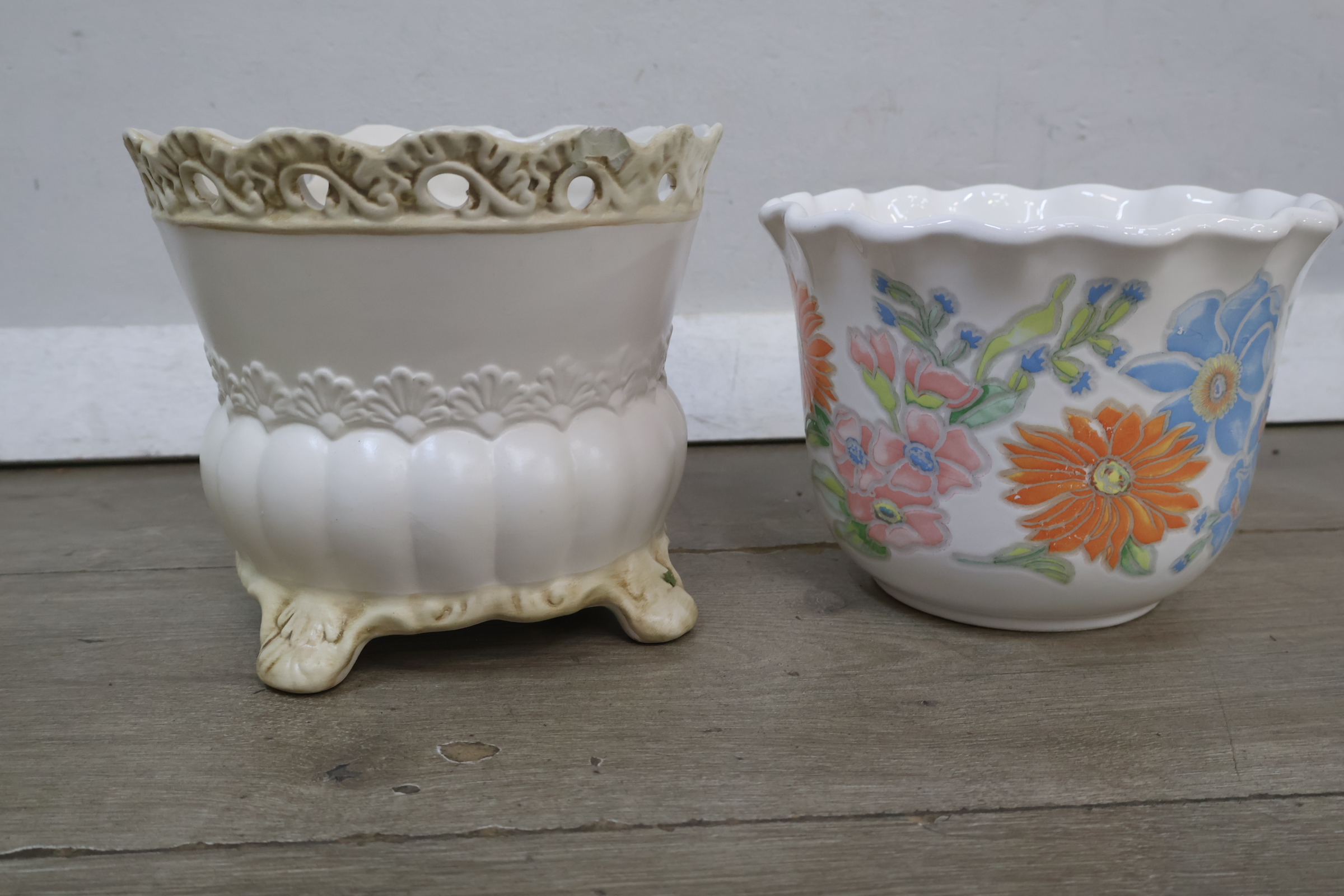 Set van 4 keramische bloempotten met bloemmotief' – foto 7 – kavel bij GSD Auctions, Zoeterwoude