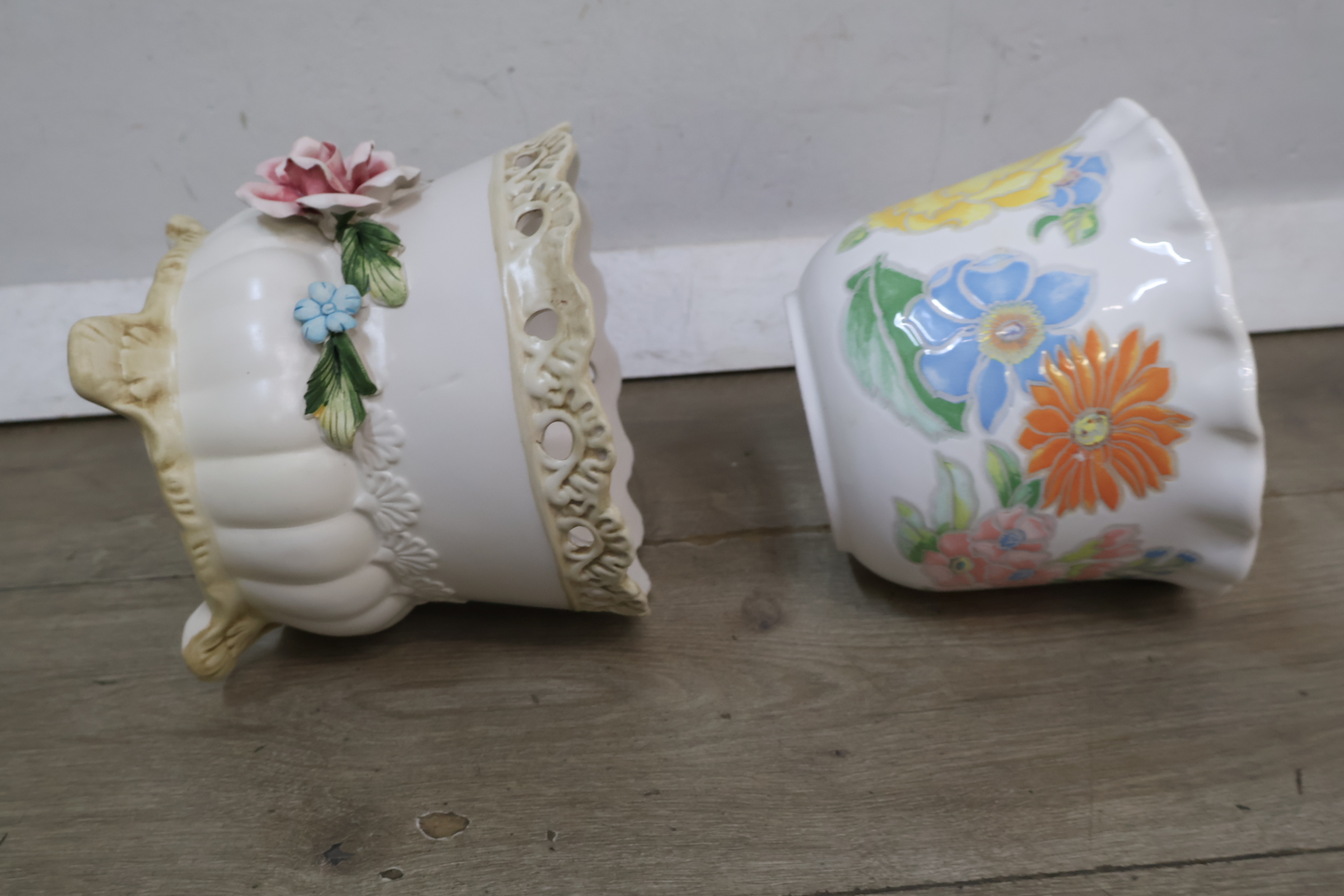 Set van 4 keramische bloempotten met bloemmotief' – foto 9 – kavel bij GSD Auctions, Zoeterwoude