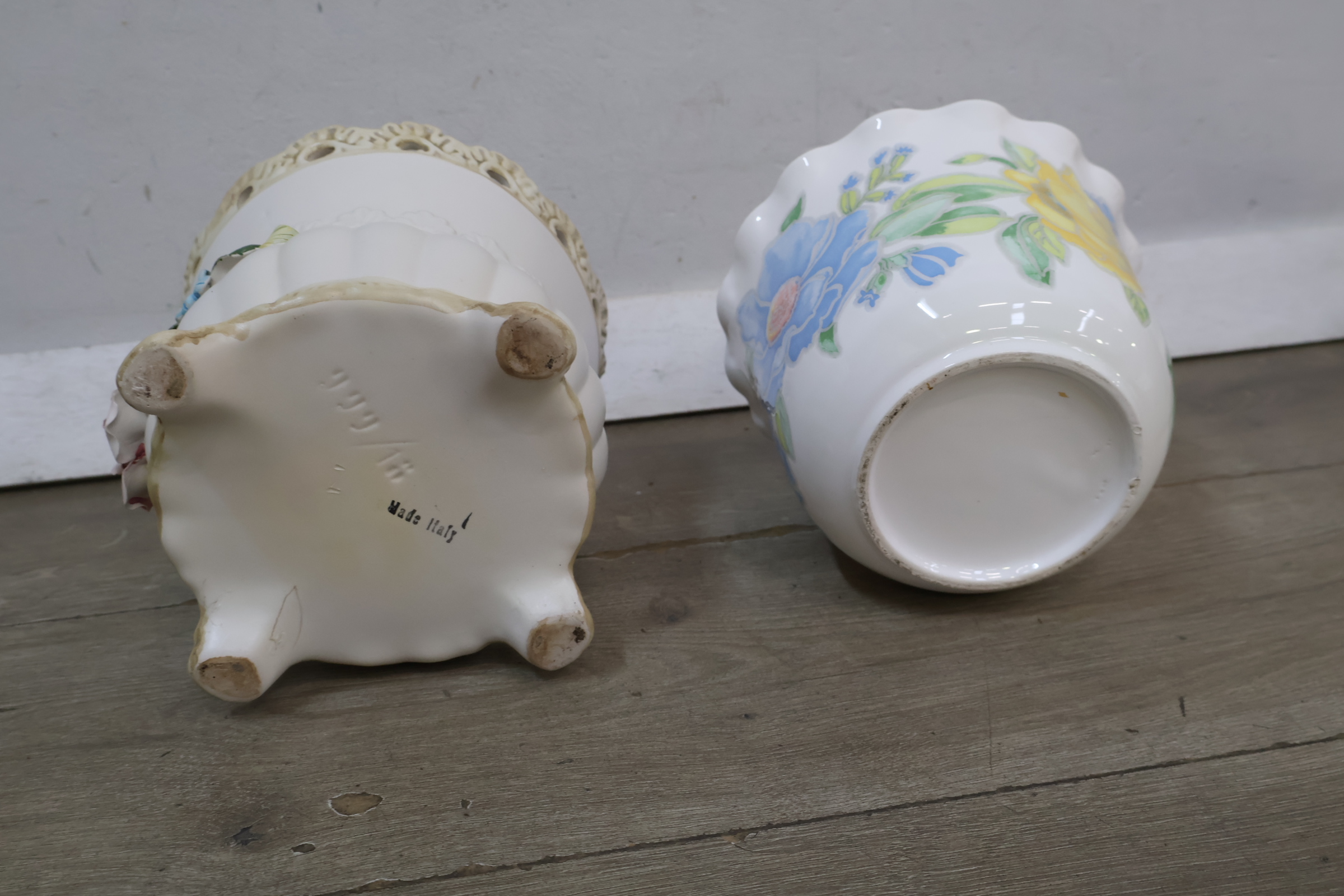 Set van 4 keramische bloempotten met bloemmotief' – foto 10 – kavel bij GSD Auctions, Zoeterwoude