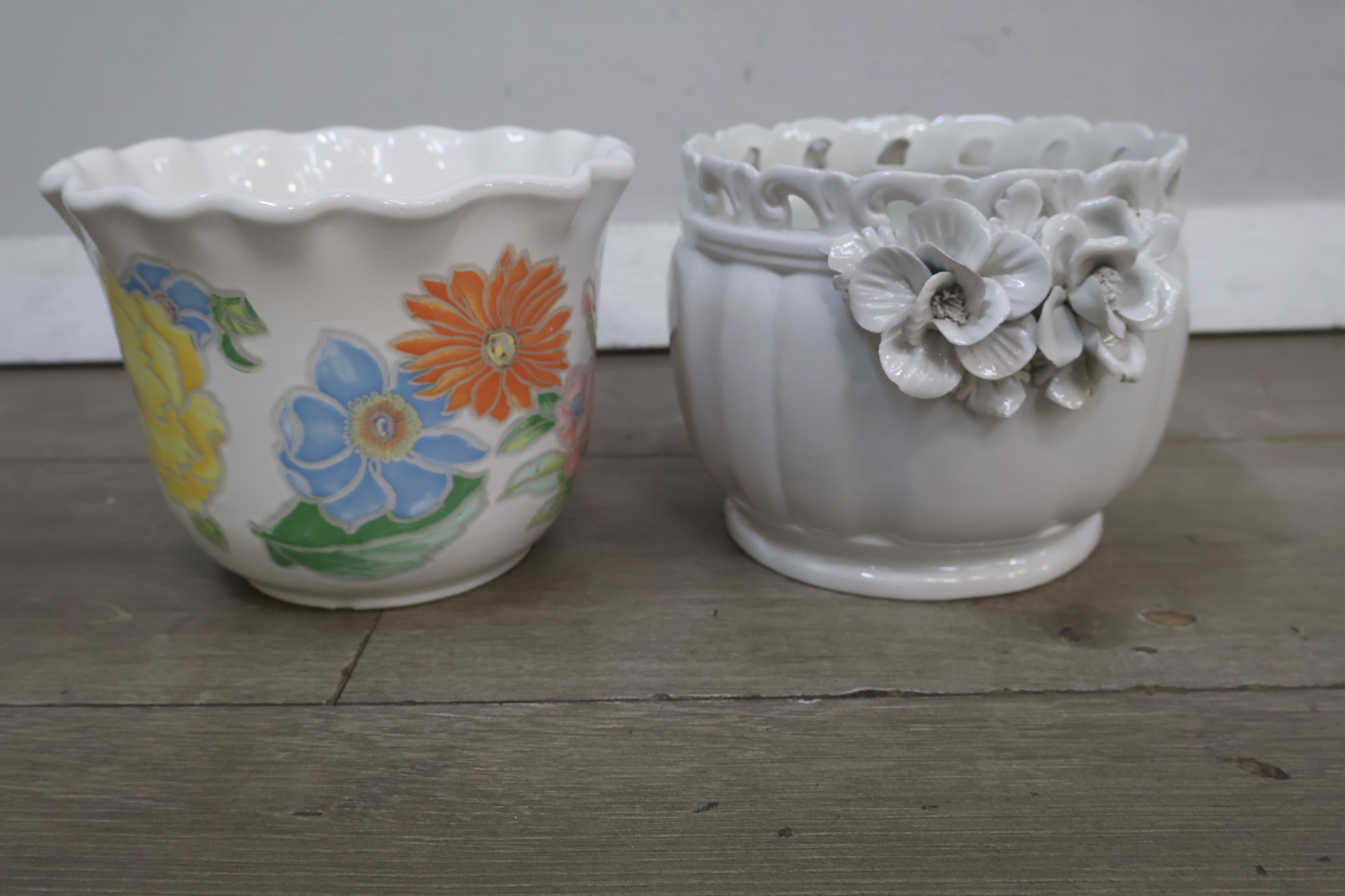 Set van 4 keramische bloempotten met bloemmotief' – foto 14 – kavel bij GSD Auctions, Zoeterwoude