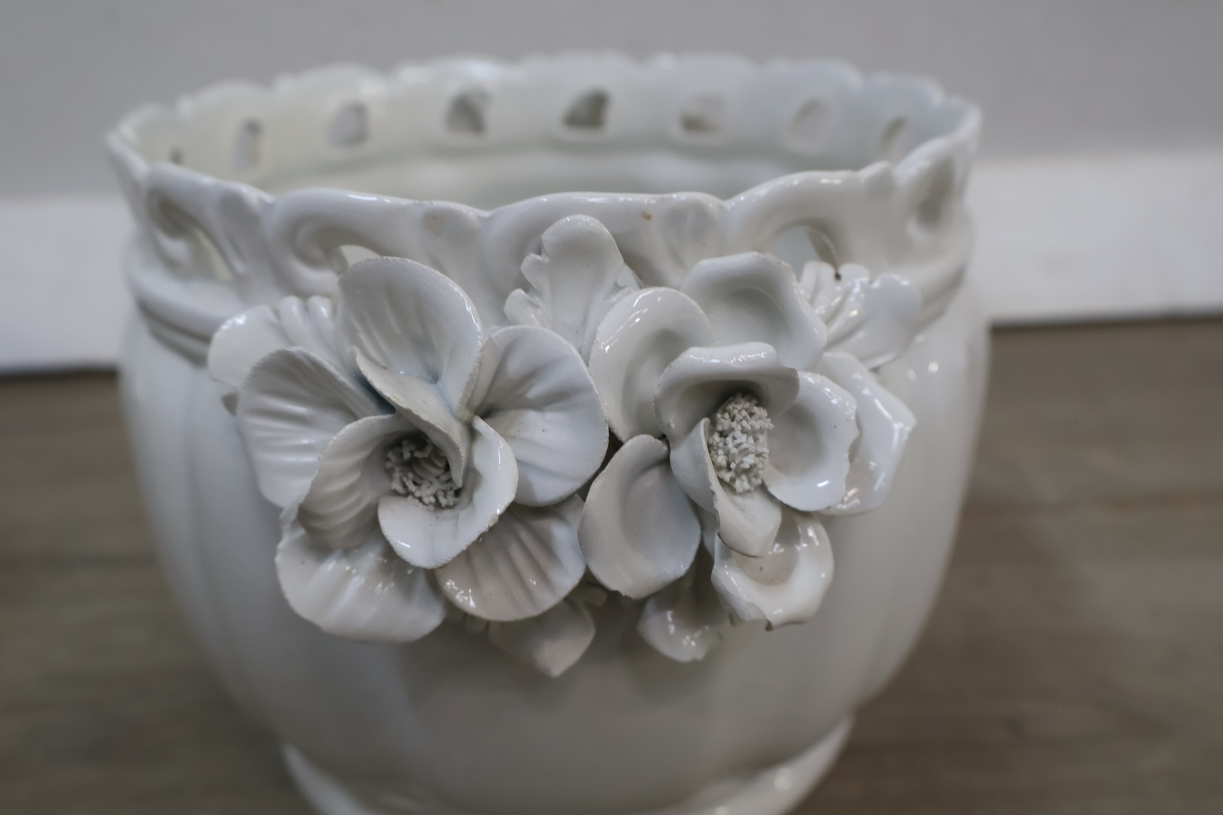 Set van 4 keramische bloempotten met bloemmotief' – foto 15 – kavel bij GSD Auctions, Zoeterwoude