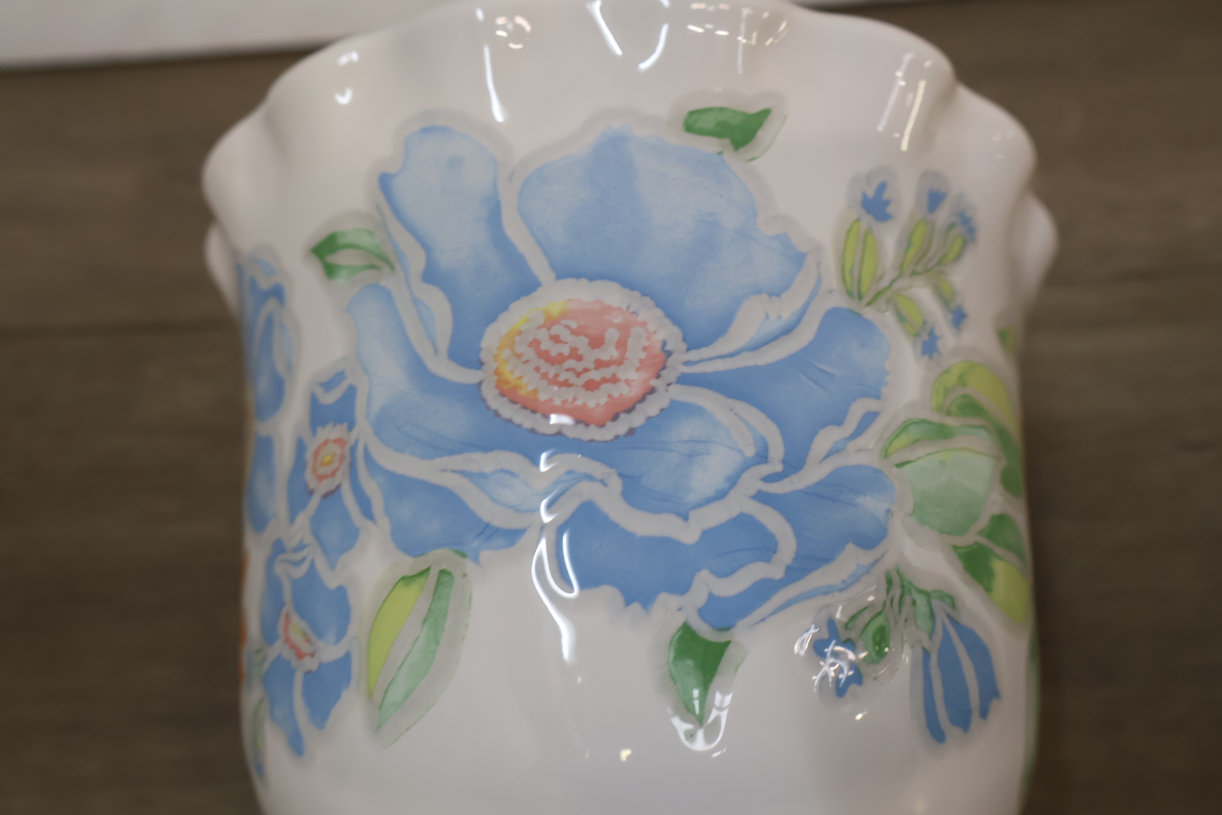 Set van 4 keramische bloempotten met bloemmotief' – foto 17 – kavel bij GSD Auctions, Zoeterwoude