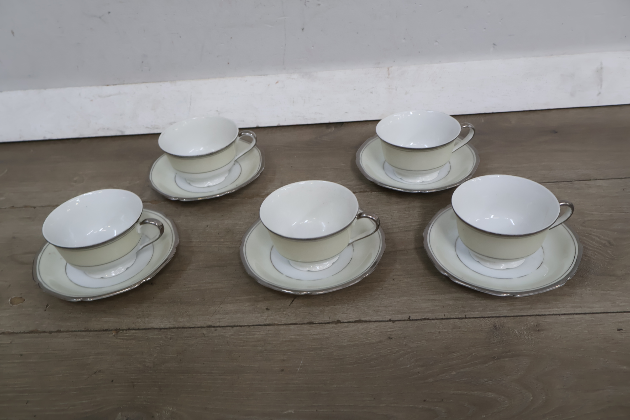 Set porseleinen kop en schotels' – foto 3 – kavel bij GSD Auctions, Zoeterwoude