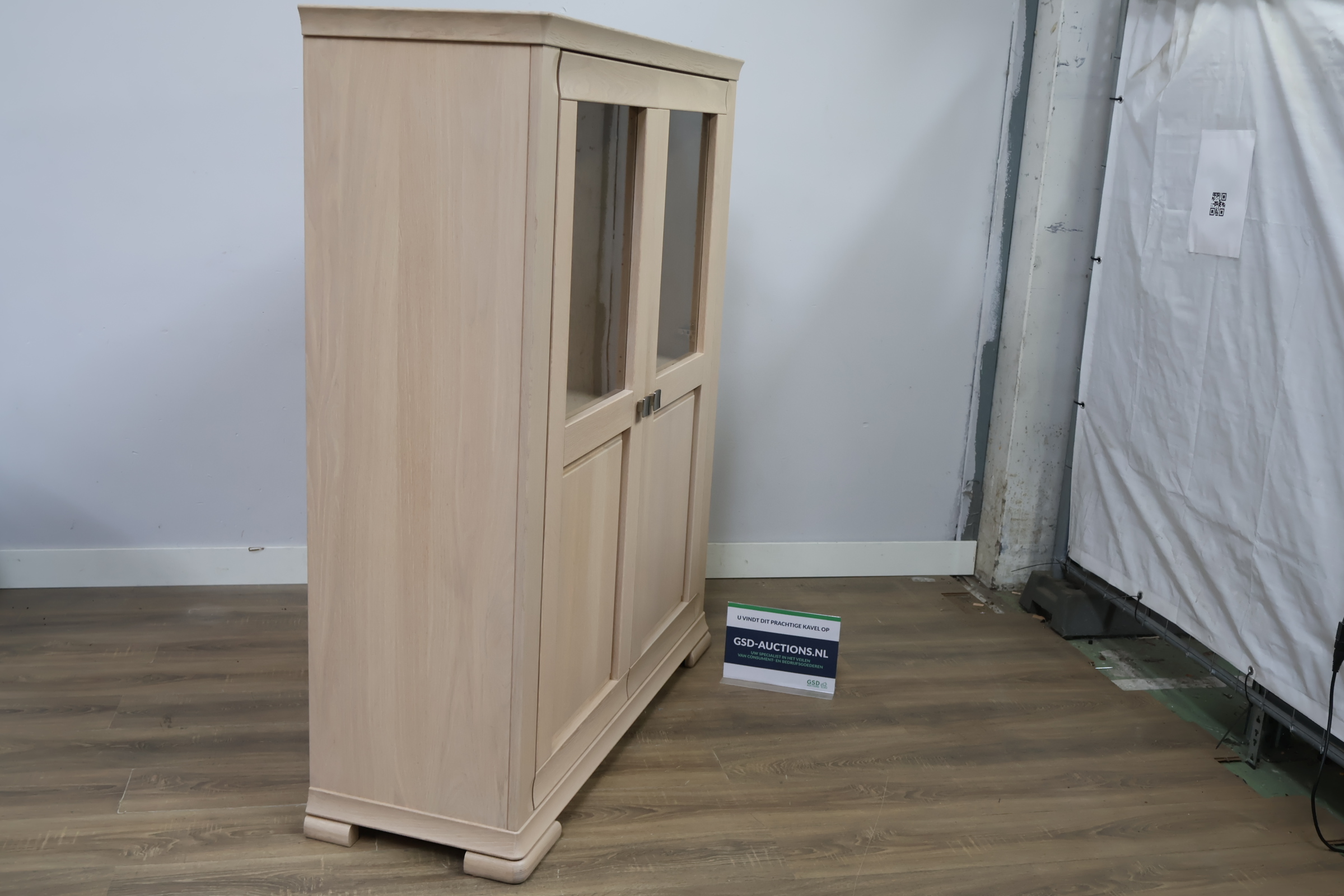 Houten vitrinekast met glazen deuren, Servieskast' – foto 2 – kavel bij GSD Auctions, Zoeterwoude
