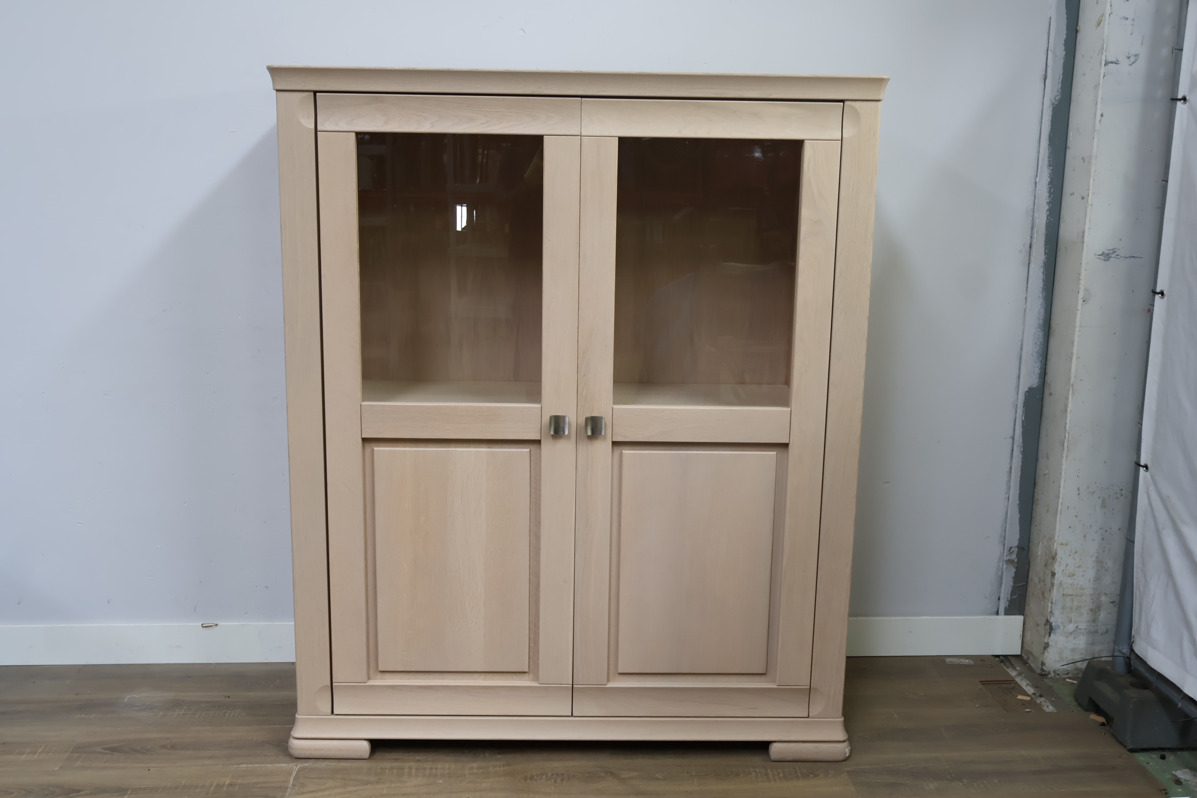 Houten vitrinekast met glazen deuren, Servieskast' – foto 14 – kavel bij GSD Auctions, Zoeterwoude