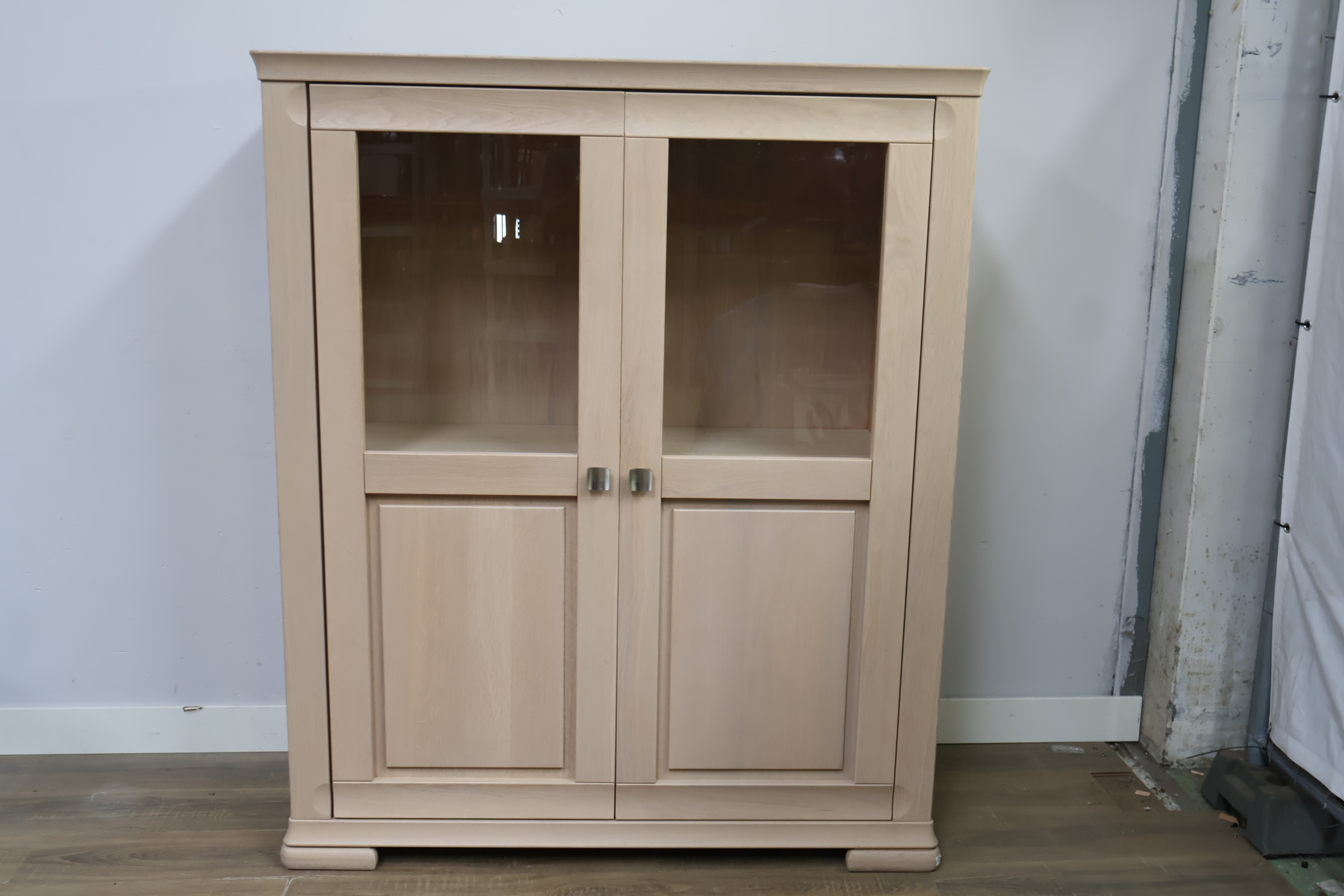 Houten vitrinekast met glazen deuren, Servieskast' – foto 15 – kavel bij GSD Auctions, Zoeterwoude