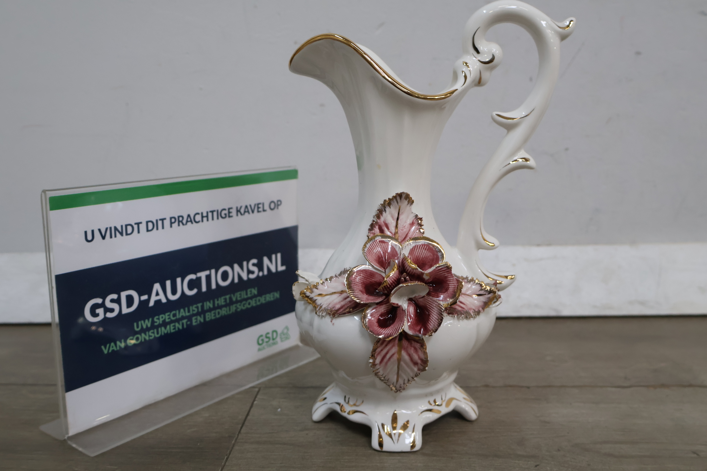 Decoratieve witte porseleinen kan met bloemornament' – foto 2 – kavel bij GSD Auctions, Zoeterwoude