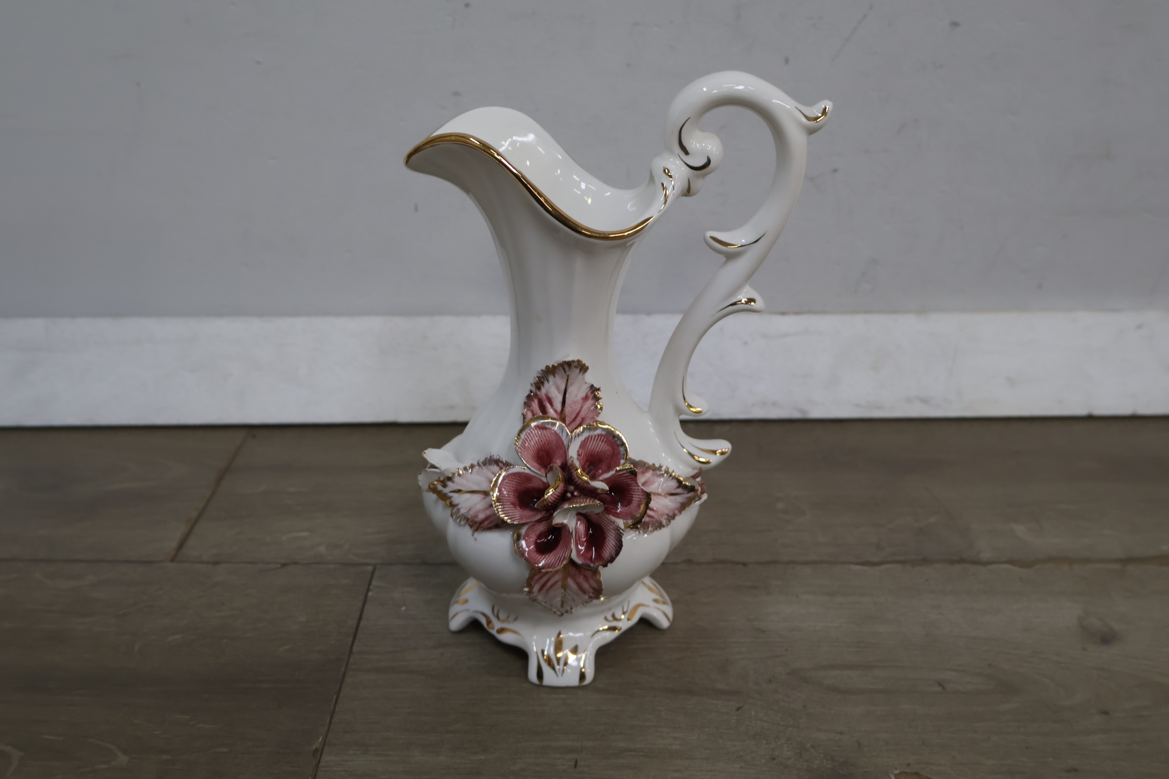 Decoratieve witte porseleinen kan met bloemornament' – foto 4 – kavel bij GSD Auctions, Zoeterwoude
