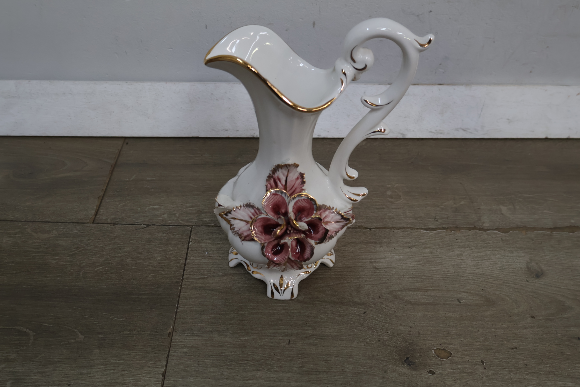 Decoratieve witte porseleinen kan met bloemornament' – foto 5 – kavel bij GSD Auctions, Zoeterwoude