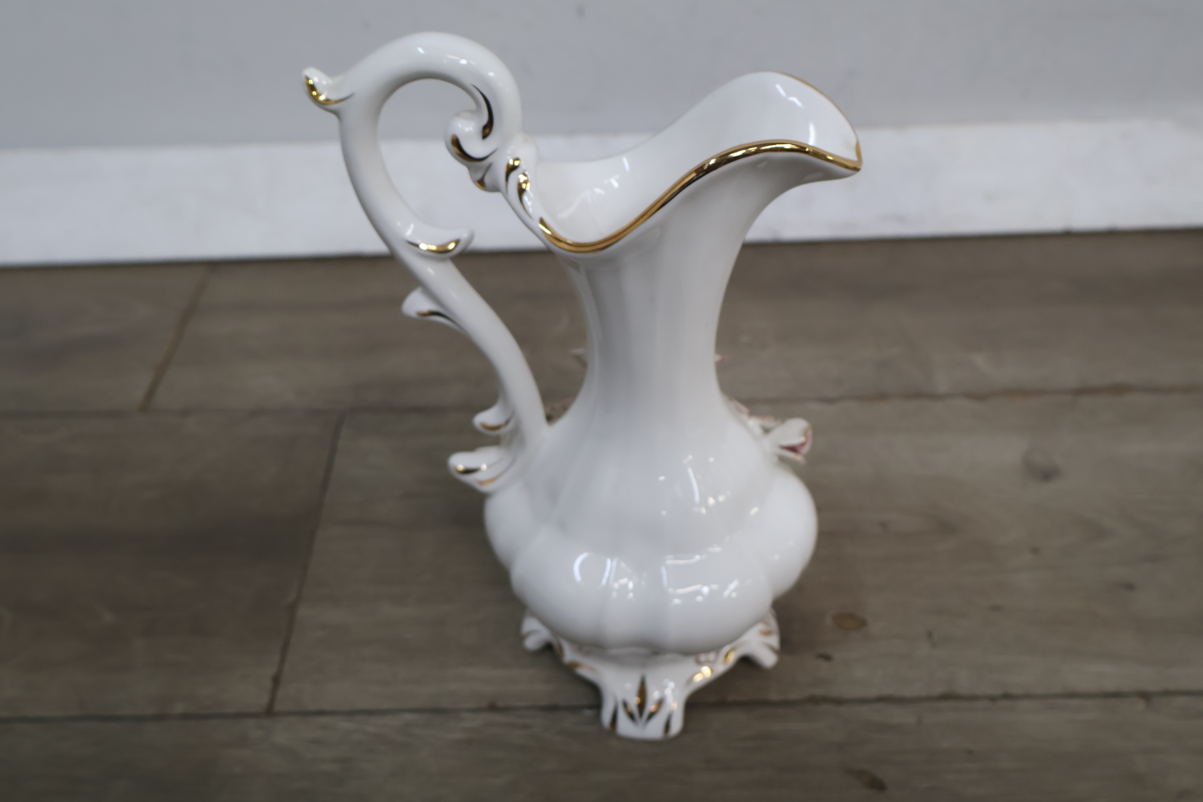 Decoratieve witte porseleinen kan met bloemornament' – foto 12 – kavel bij GSD Auctions, Zoeterwoude