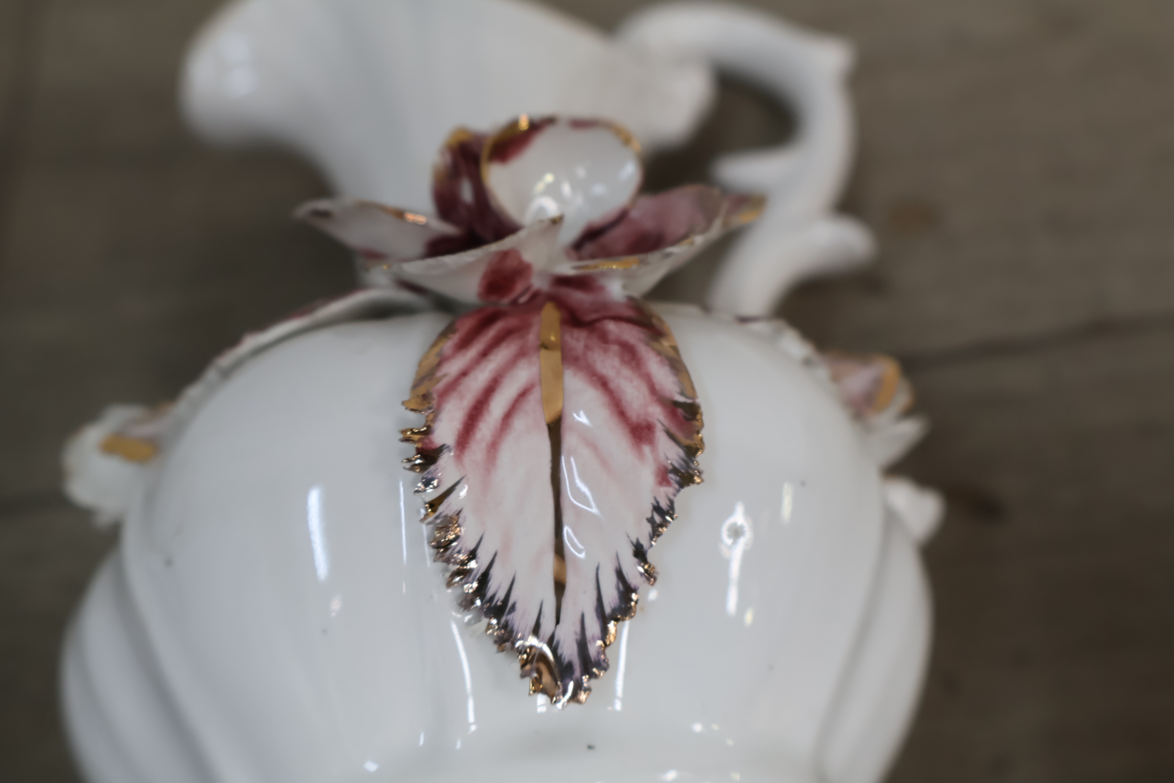 Decoratieve witte porseleinen kan met bloemornament' – foto 13 – kavel bij GSD Auctions, Zoeterwoude