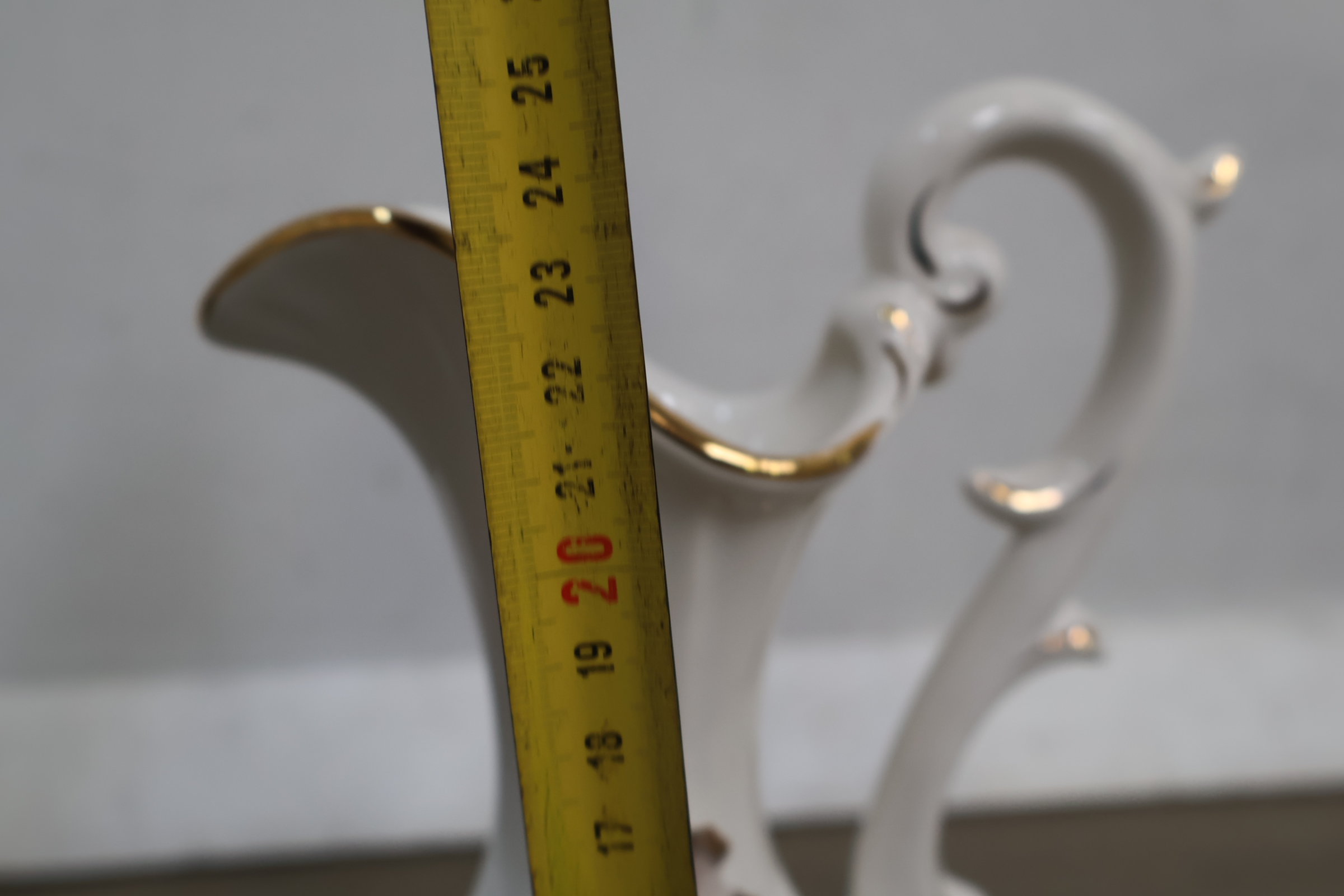 Decoratieve witte porseleinen kan met bloemornament' – foto 17 – kavel bij GSD Auctions, Zoeterwoude