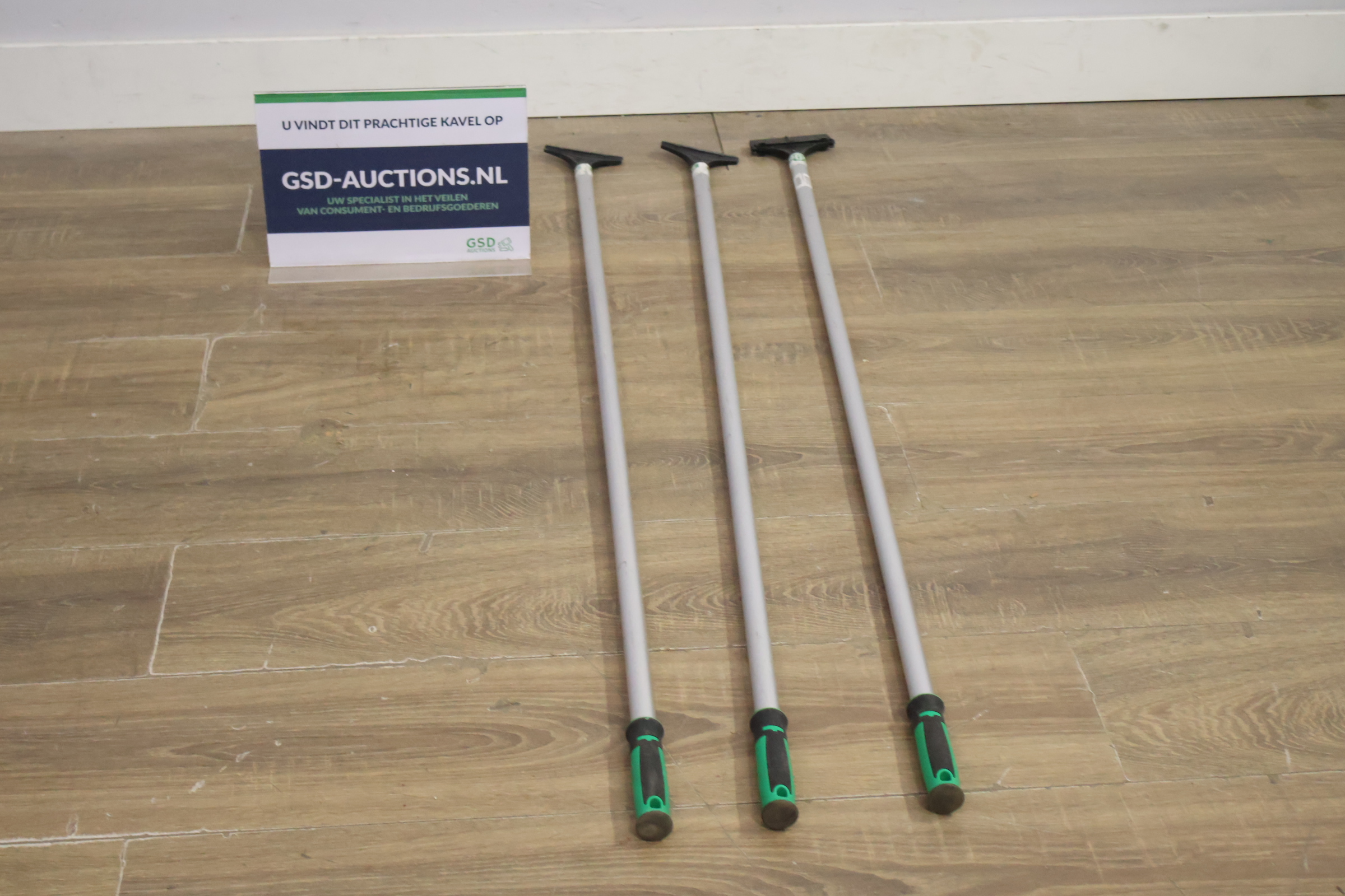 Set van drie vloerschrapers' – foto 2 – kavel bij GSD Auctions, Zoeterwoude