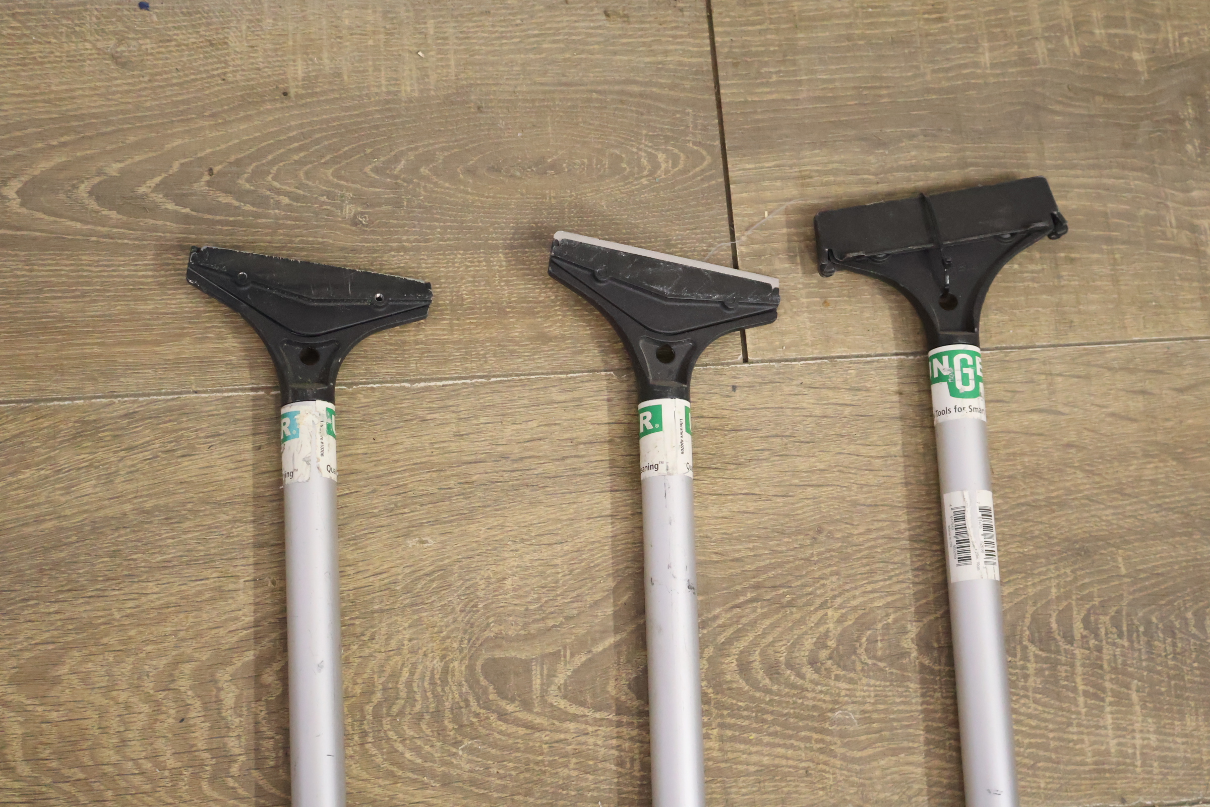 Set van drie vloerschrapers' – foto 3 – kavel bij GSD Auctions, Zoeterwoude