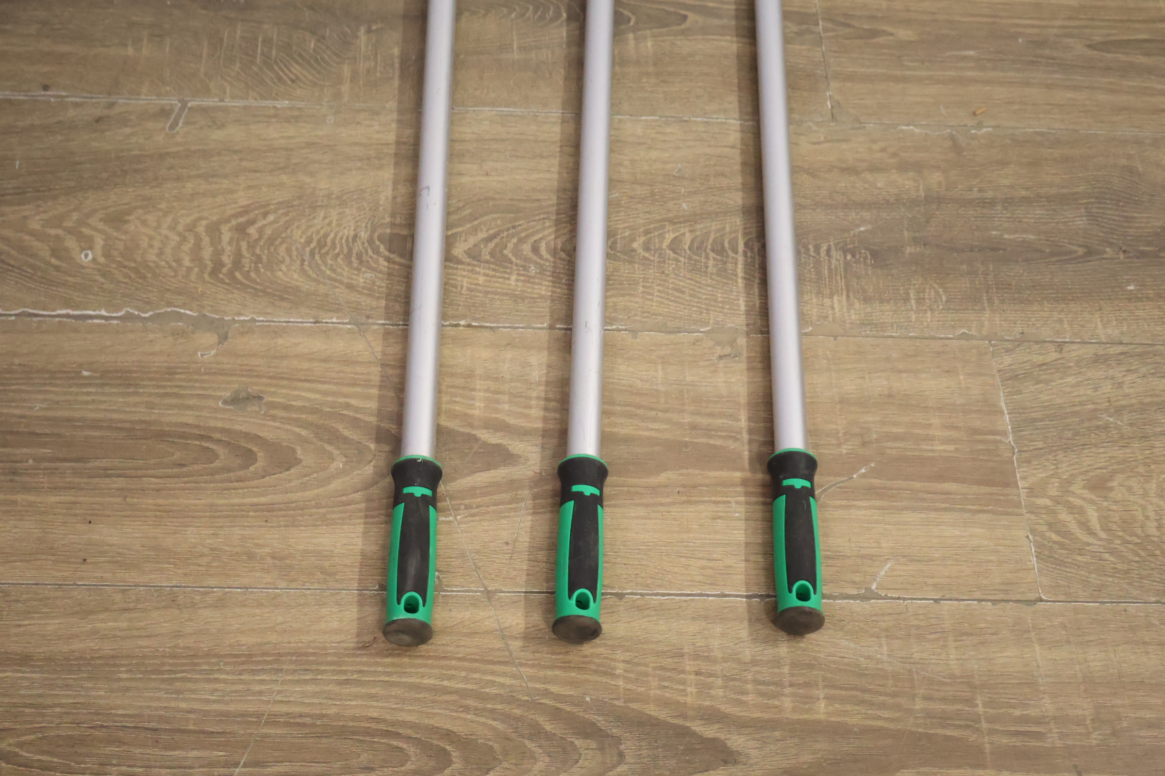 Set van drie vloerschrapers' – foto 4 – kavel bij GSD Auctions, Zoeterwoude