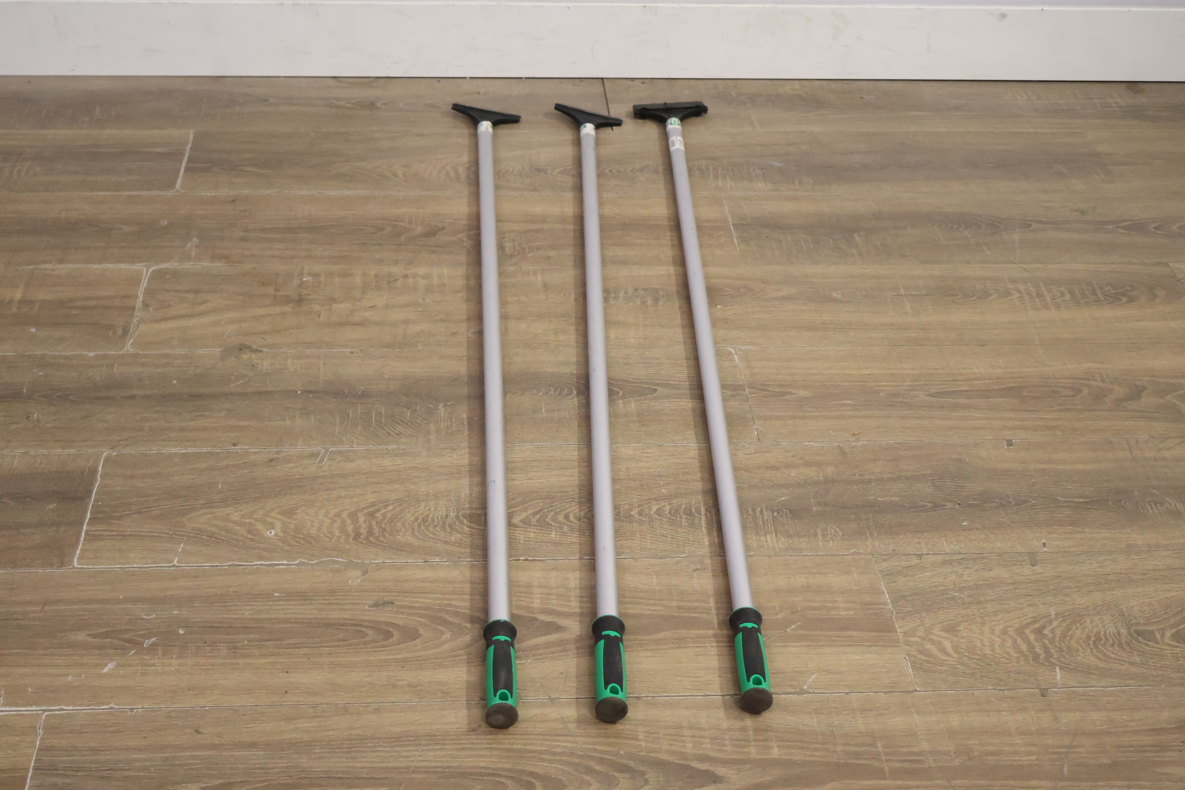Set van drie vloerschrapers' – foto 5 – kavel bij GSD Auctions, Zoeterwoude