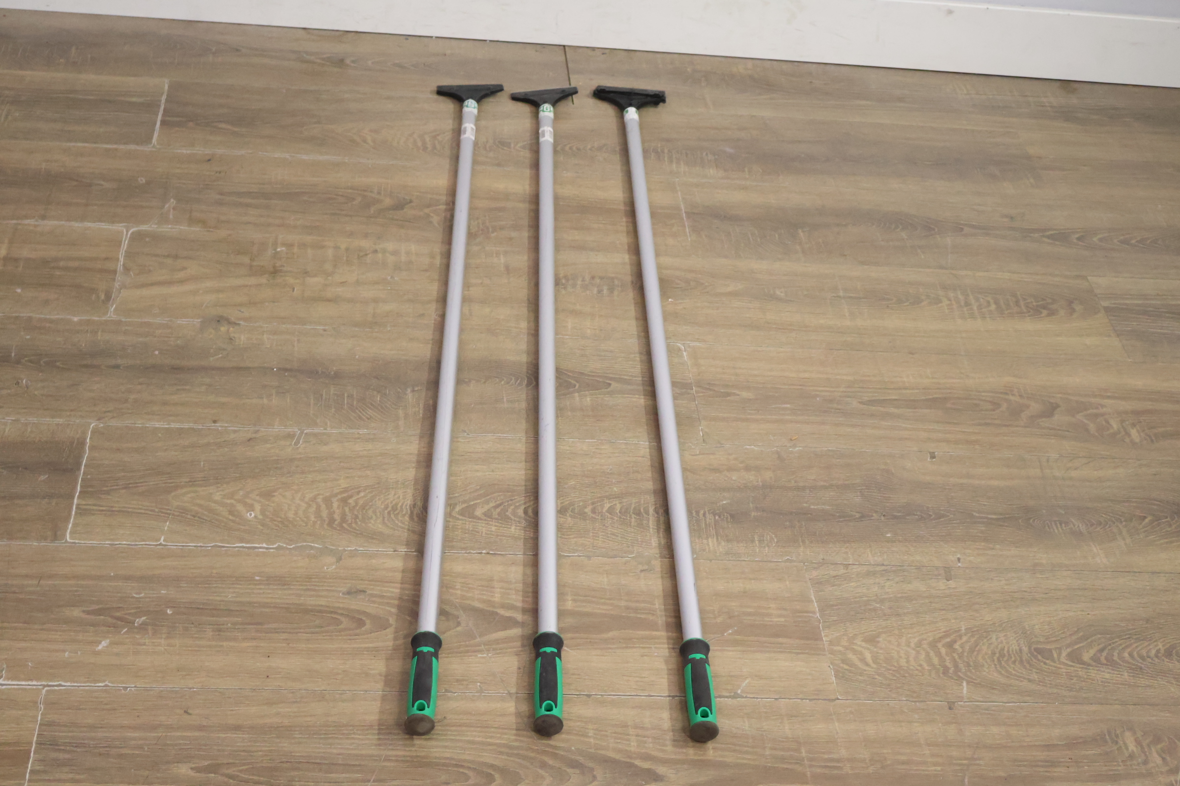 Set van drie vloerschrapers' – foto 7 – kavel bij GSD Auctions, Zoeterwoude
