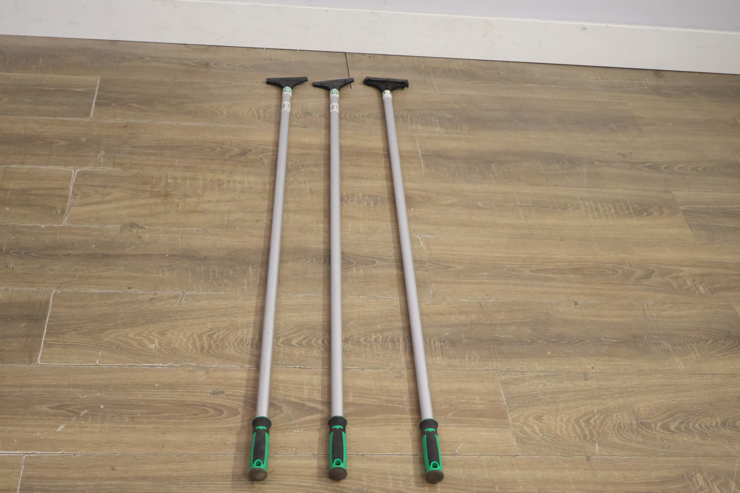 Set van drie vloerschrapers' – foto 8 – kavel bij GSD Auctions, Zoeterwoude